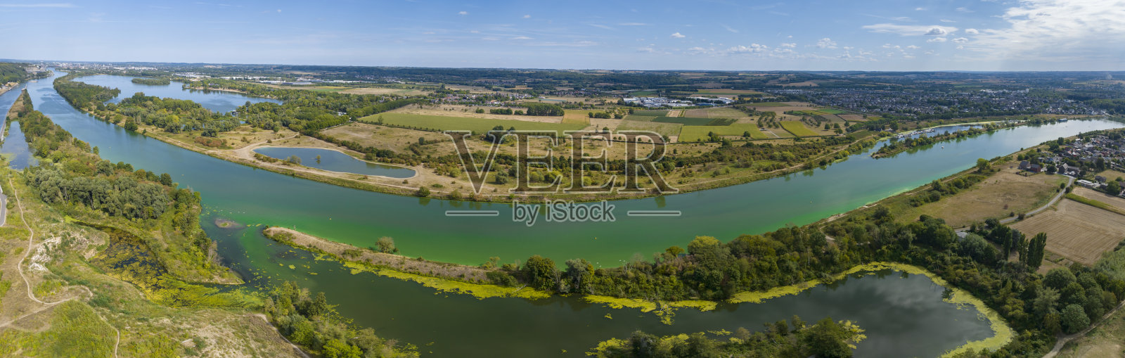 默兹河全景在干燥的夏天从上面看照片摄影图片