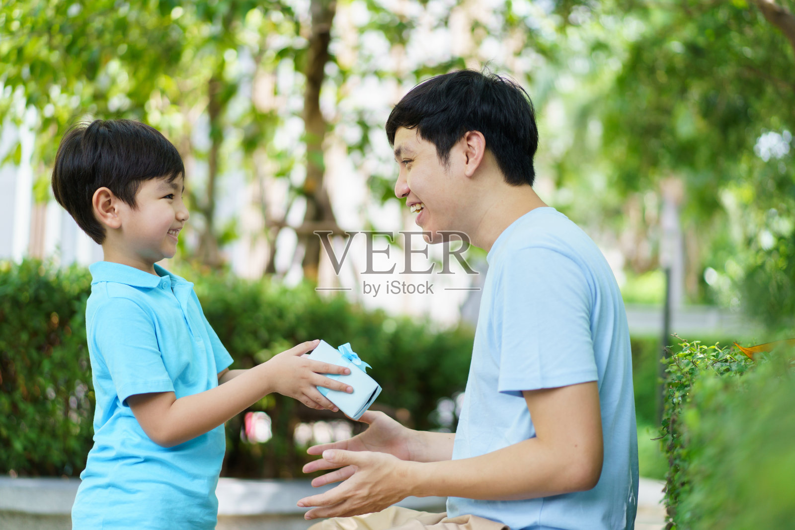 男孩和爸爸一起在公园放松和做一些爱好。照片摄影图片