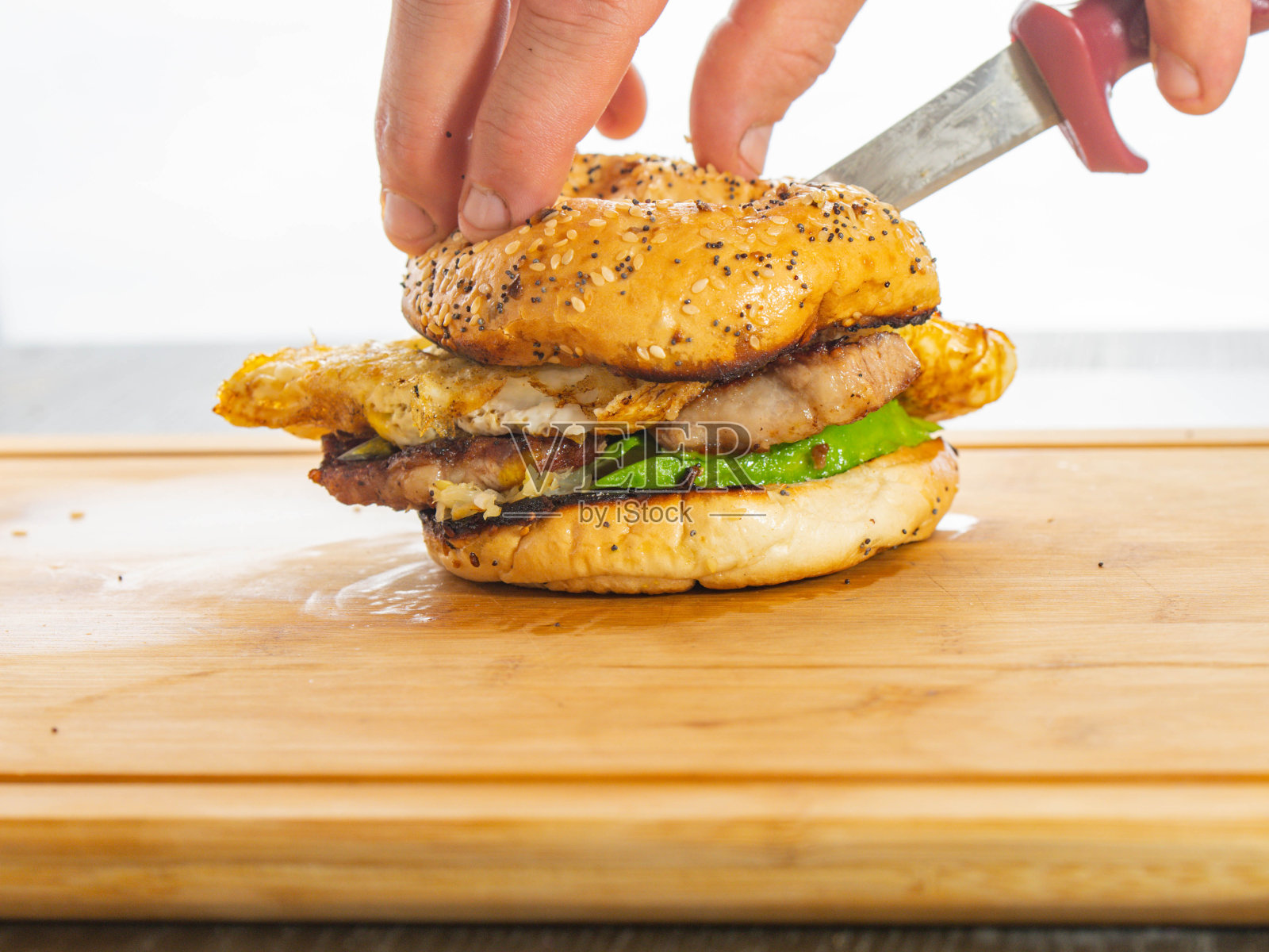 早餐三明治全是百吉饼，猪肉蛋和鳄梨照片摄影图片