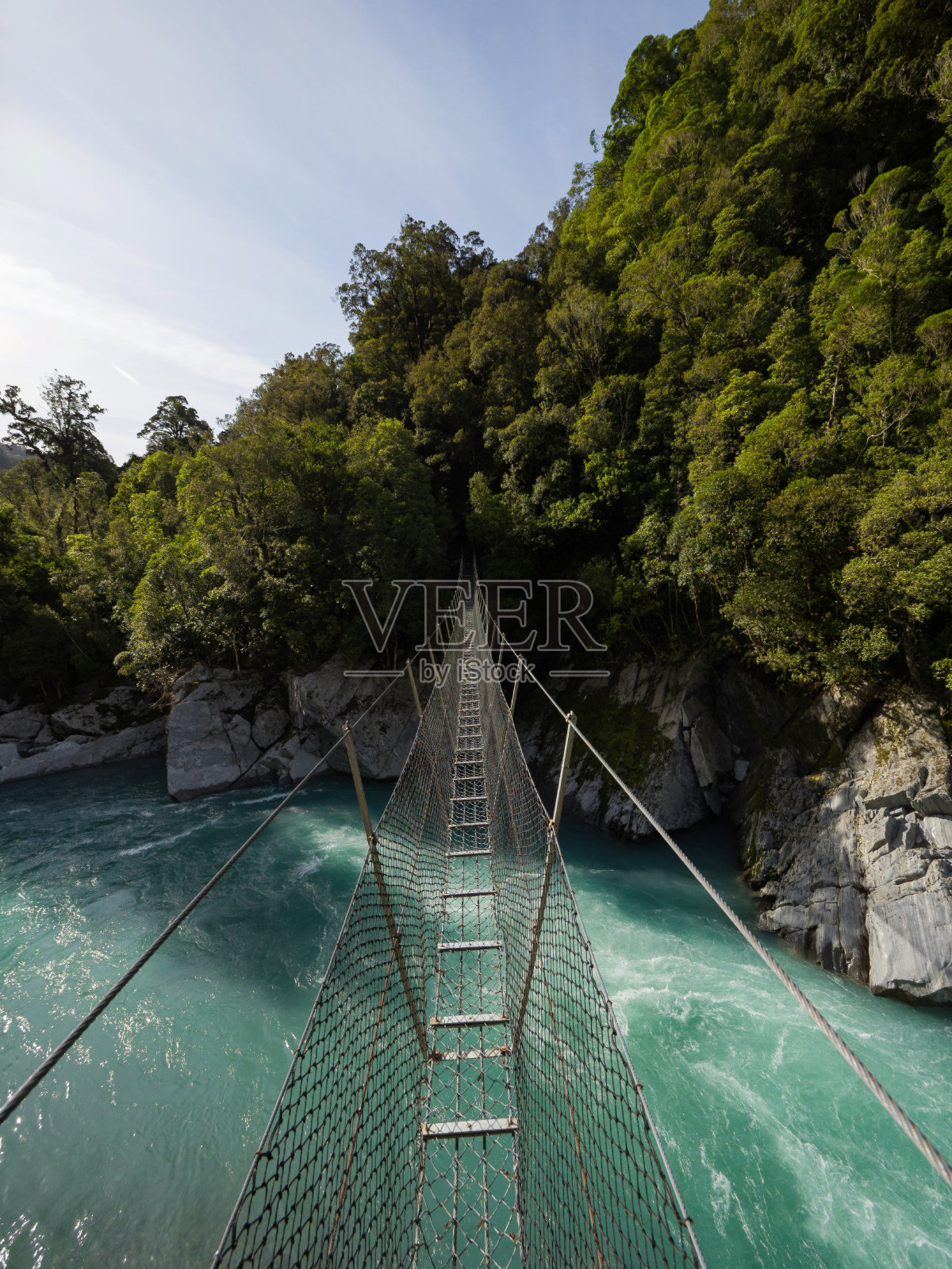 新西兰西海岸，污水池峡谷悬荡桥，横跨蓝绿色的阿拉胡拉河照片摄影图片