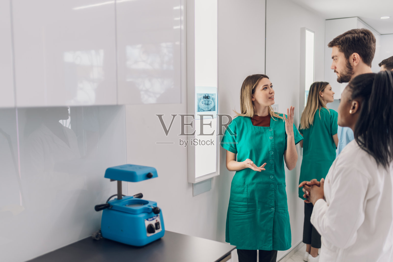 一组医生在看颌骨的x光图像照片摄影图片