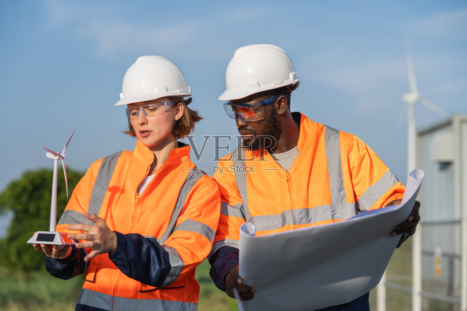 工程师团队关于风力发电项目的会议。照片摄影图片