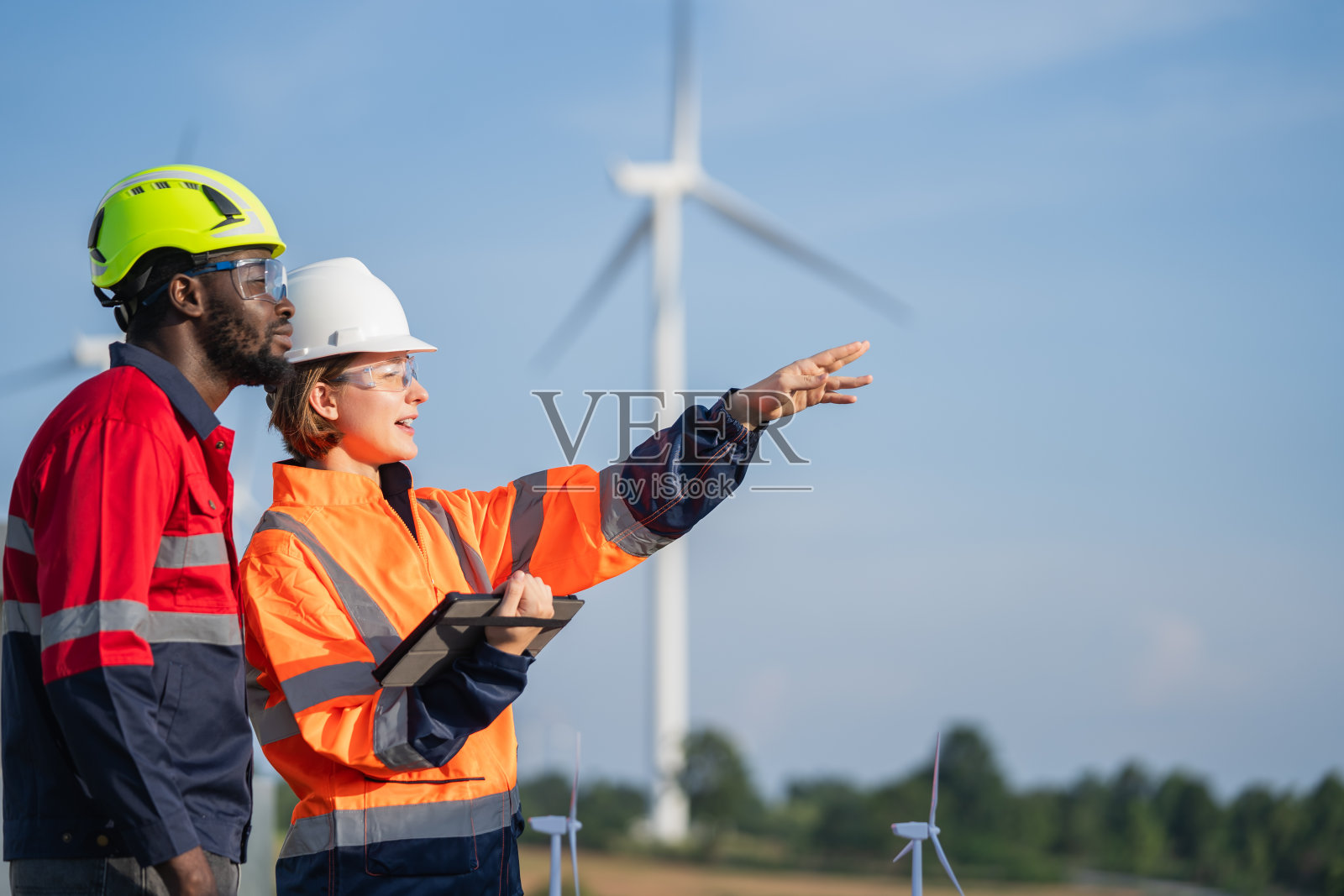 工程师团队关于风力发电项目的会议。照片摄影图片
