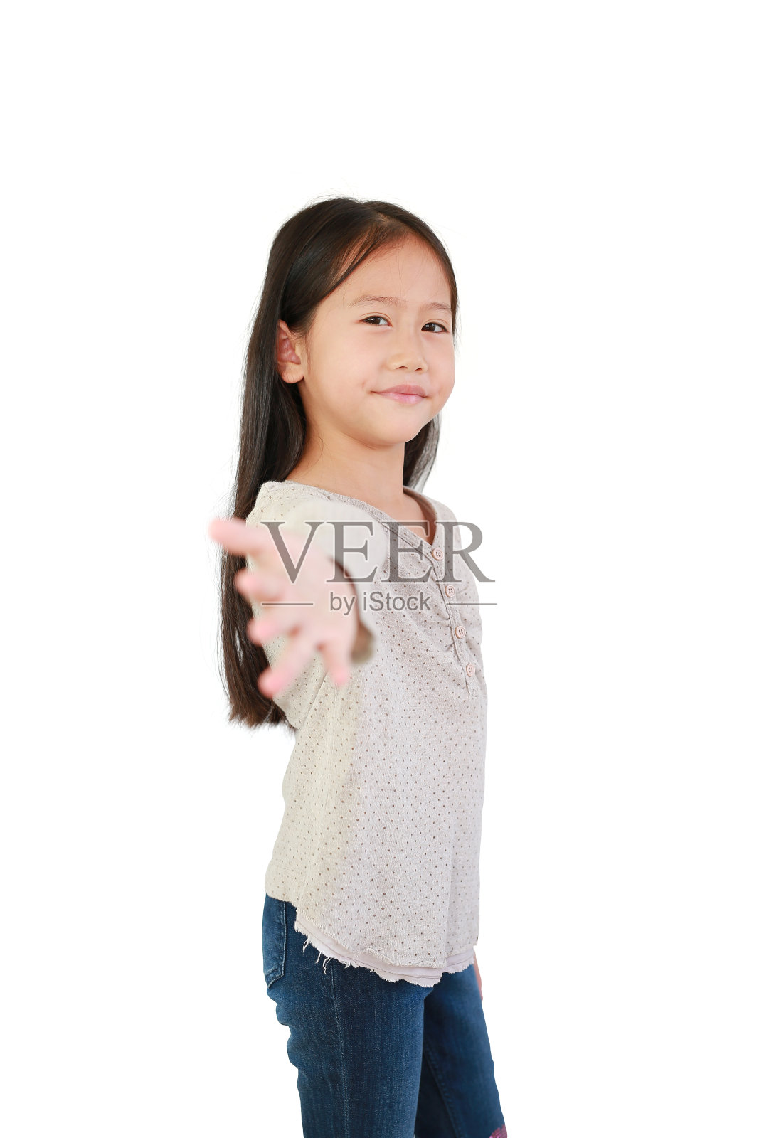 亚洲小女孩欢迎开放的手势和微笑孤立的白色背景。照片摄影图片