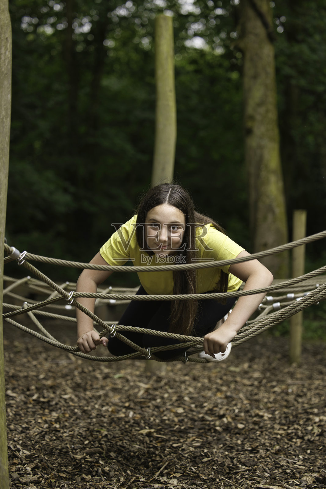 一个十几岁的女孩在树林里玩玩具照片摄影图片