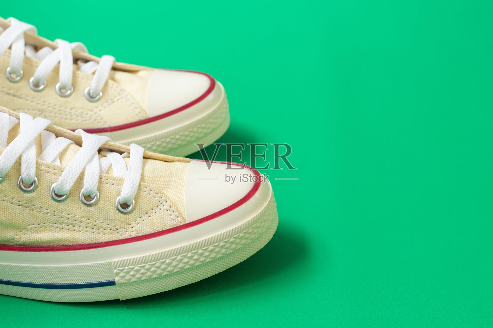 绿色背景上的运动鞋，留出文字空间照片摄影图片