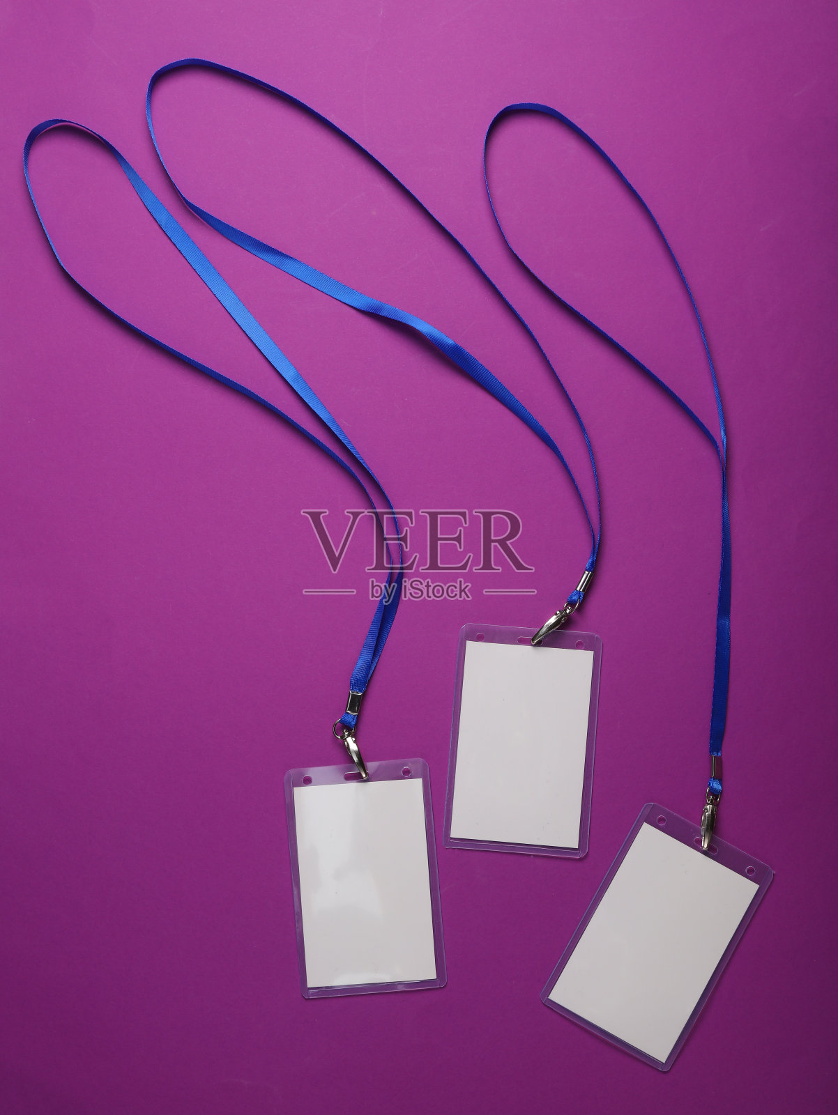 白色身份证徽章带在紫色的背景。设计模板的模型照片摄影图片