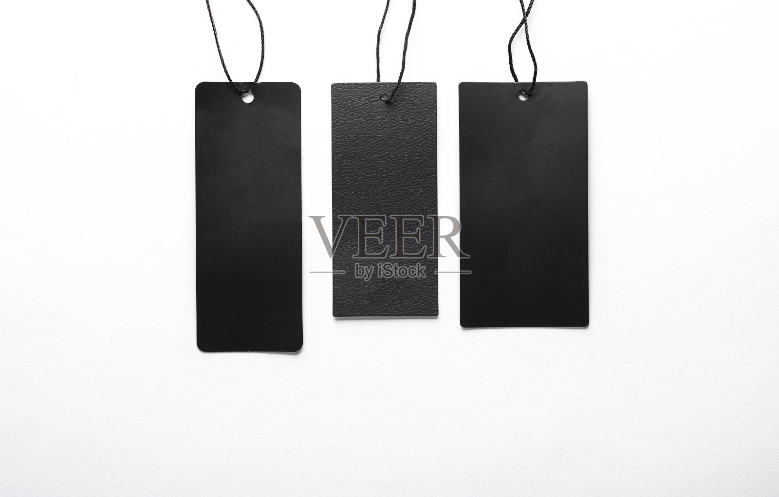 灰色背景上的空白服装价格标签或标签模型。销售，购物理念。俯视图照片摄影图片