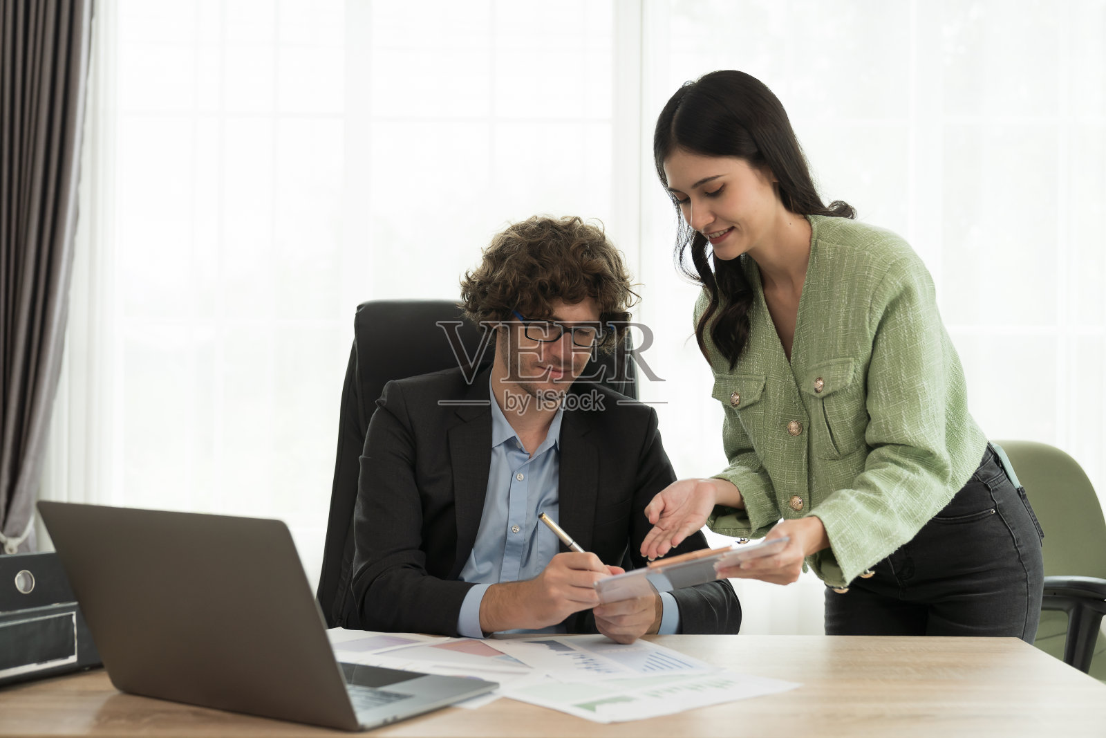 商人和女商人一起在办公室工作。商务人士和办公室概念照片摄影图片