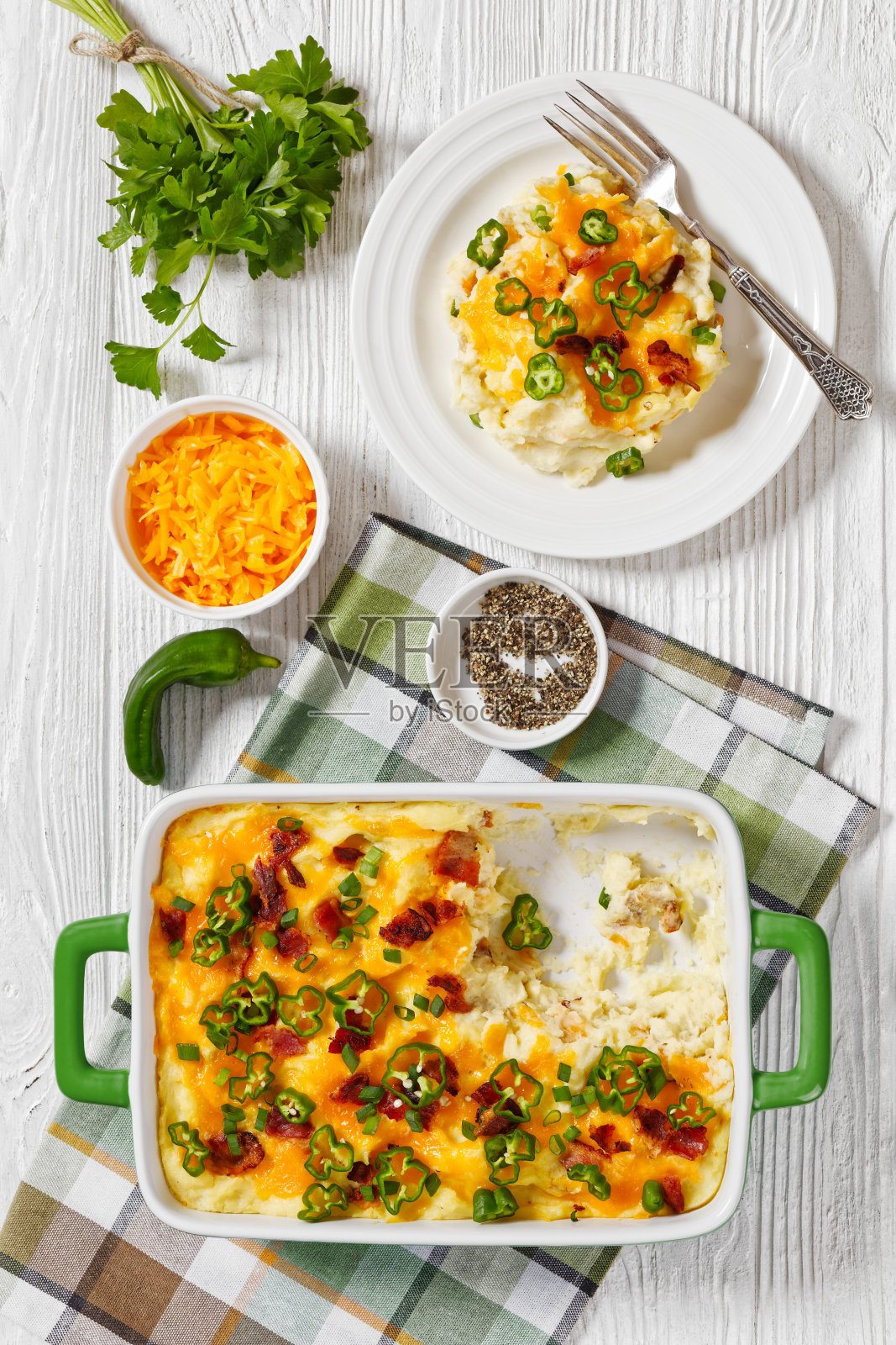 装满土豆泥的奶酪，培根，奶油照片摄影图片