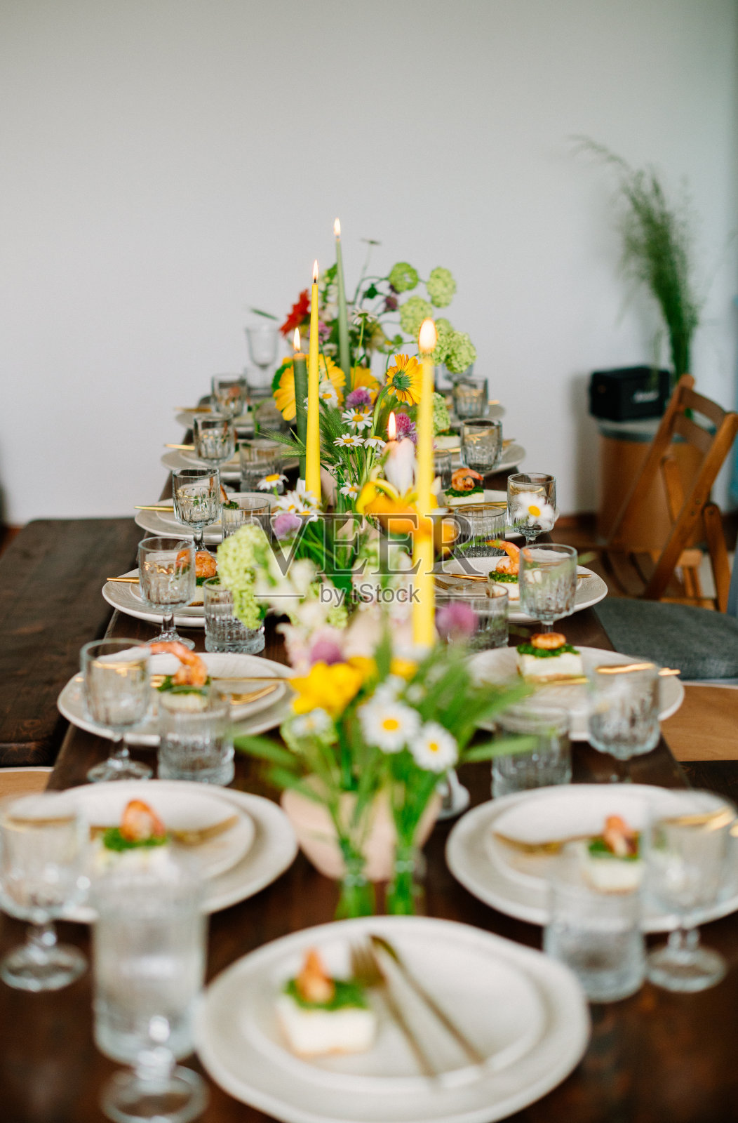 在餐桌上摆放鲜花和蜡烛照片摄影图片