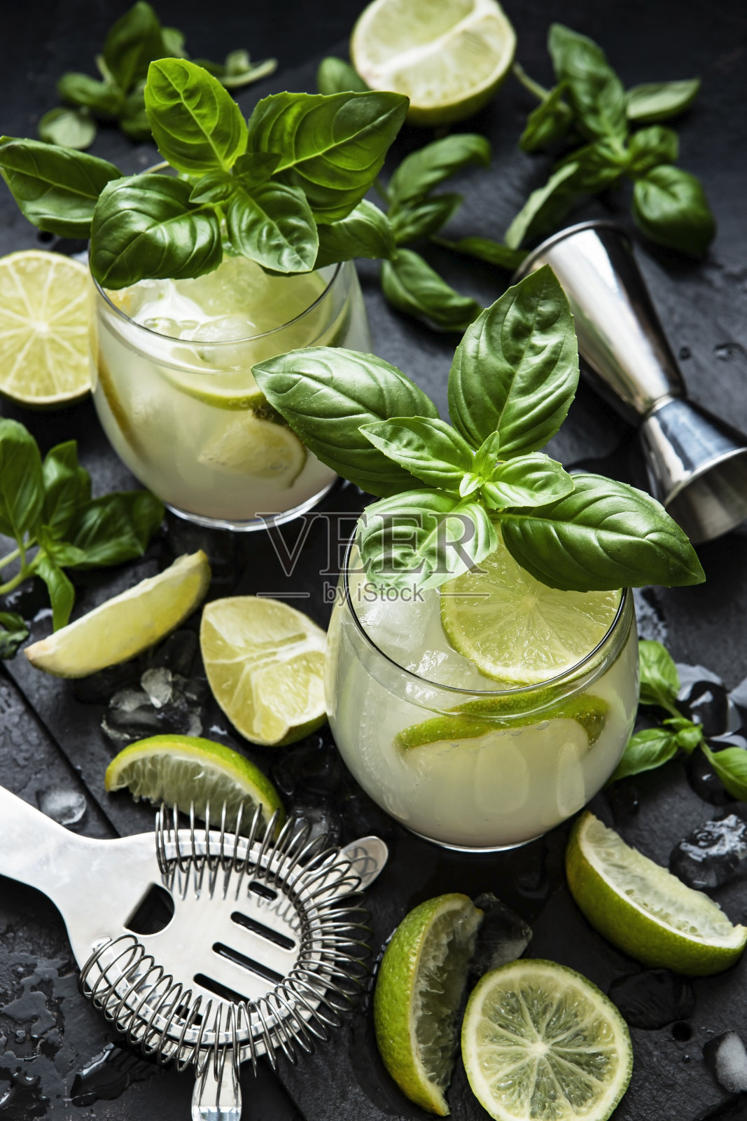 柑橘水果鸡尾酒与罗勒在玻璃，选择性重点照片摄影图片