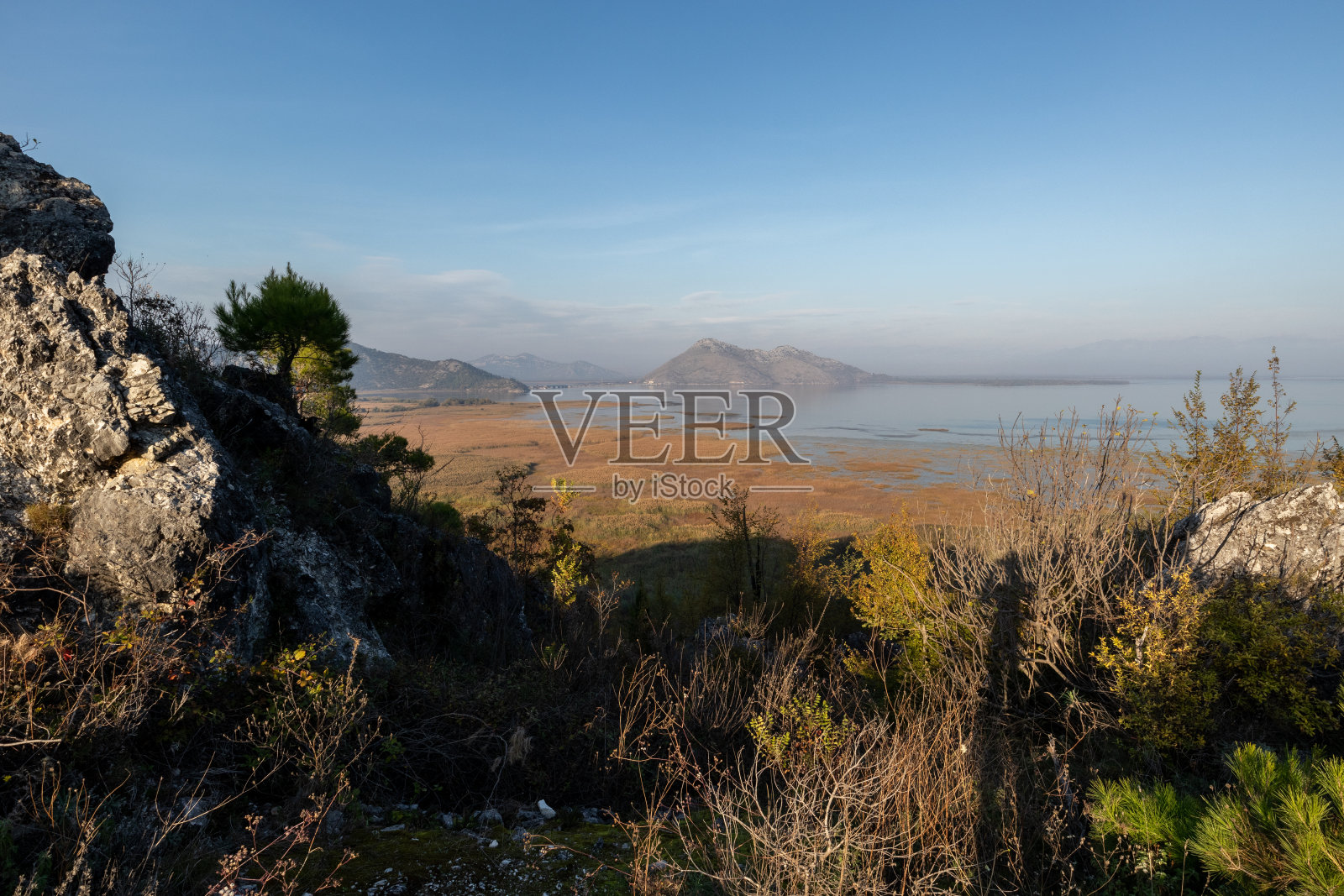 黑山斯卡达尔湖的景色。照片摄影图片