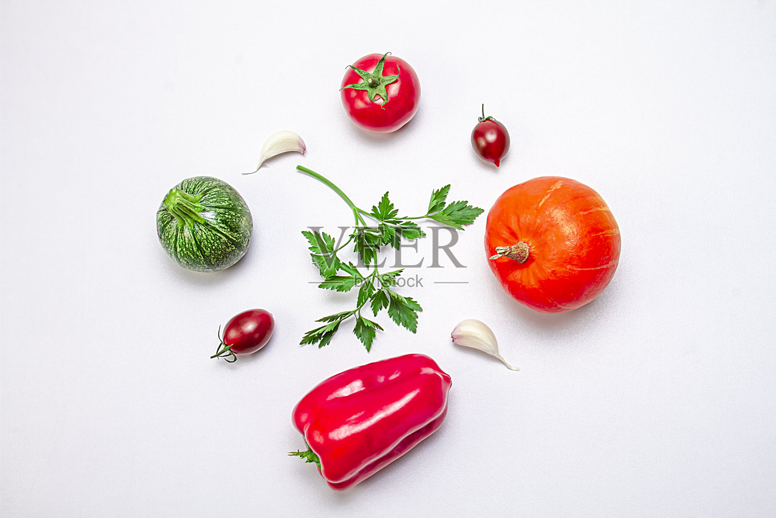 创意构图：白色背景上的南瓜、茄子、甜椒、圣女果、大蒜、欧芹和西葫芦照片摄影图片