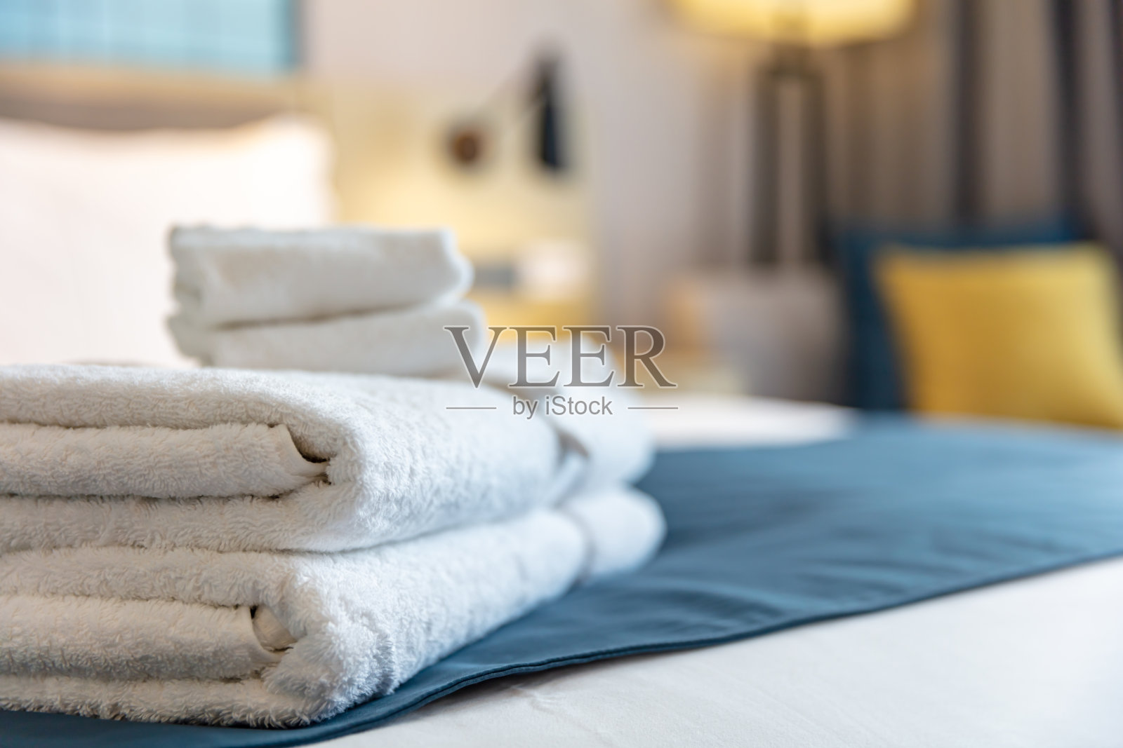 酒店房间床上的干净毛巾照片摄影图片