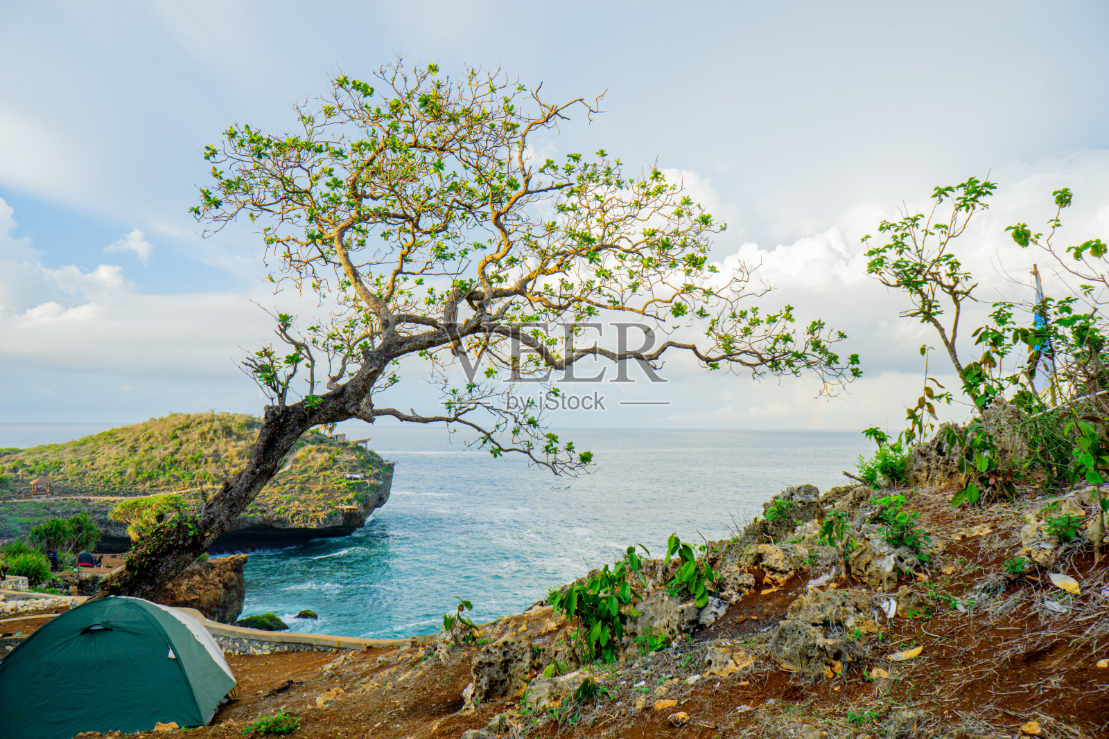 日惹Gunungkidul的Kesirat海滩为露营和搭帐篷提供了一个地点或区域。照片摄影图片
