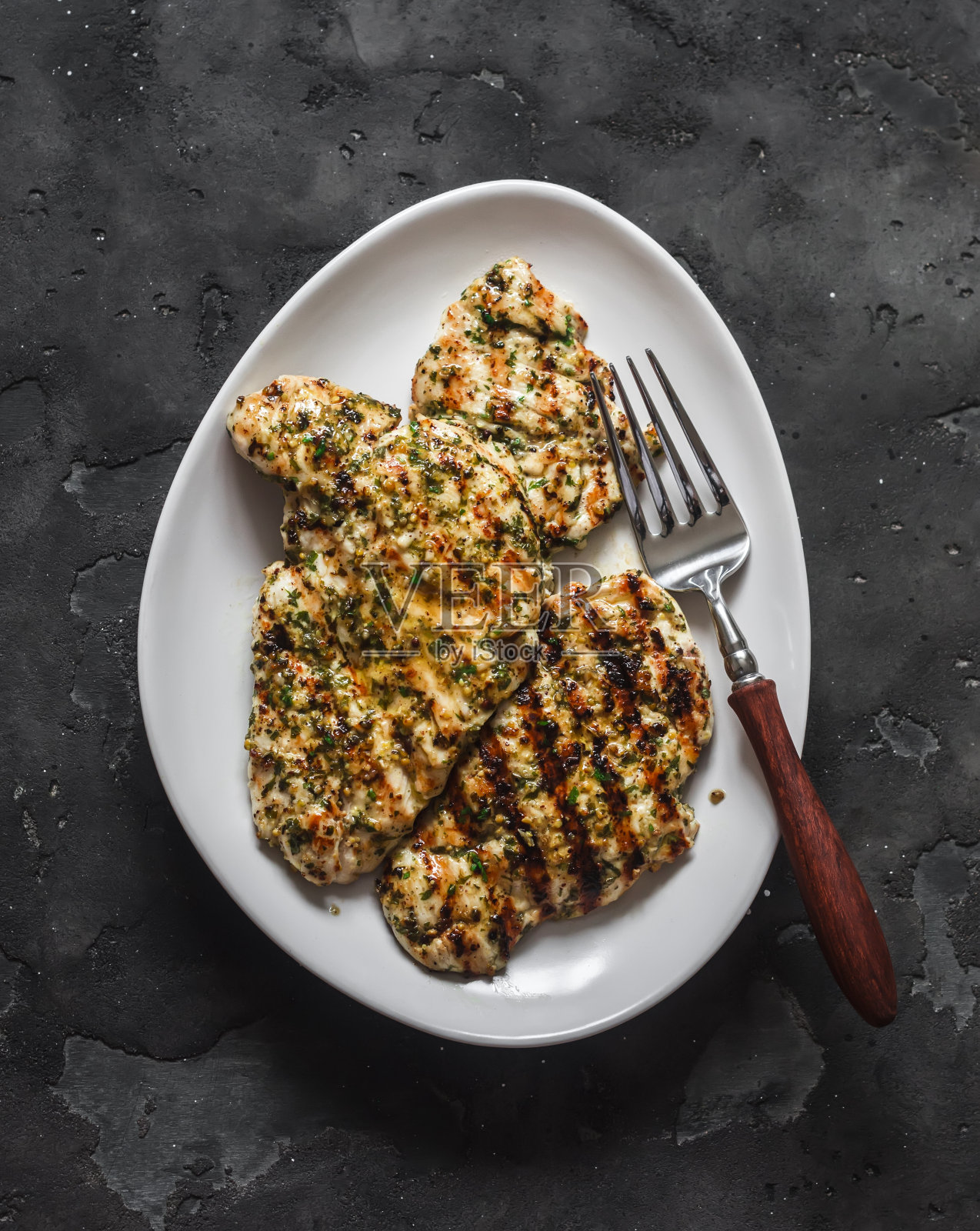 酸橙，香菜，大蒜，芥末，橄榄油腌制的烤鸡胸肉，黑色背景，俯视图照片摄影图片