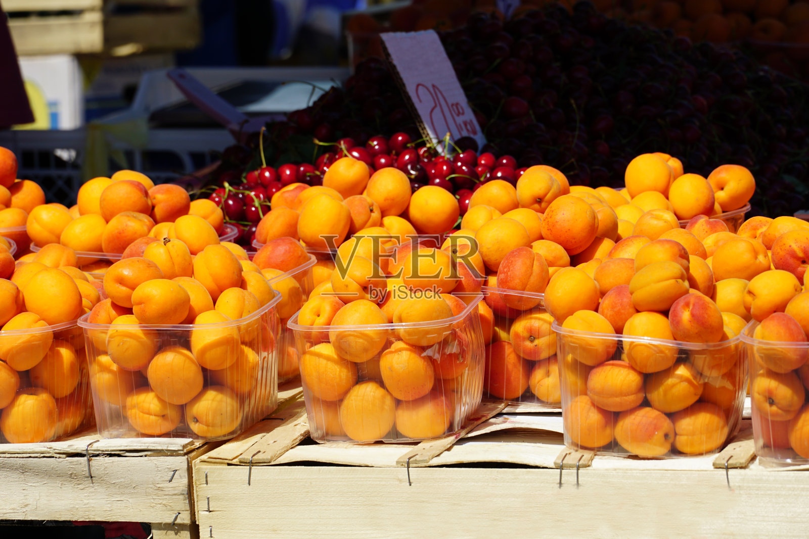 成熟的有机杏在街市的摊位上出售照片摄影图片
