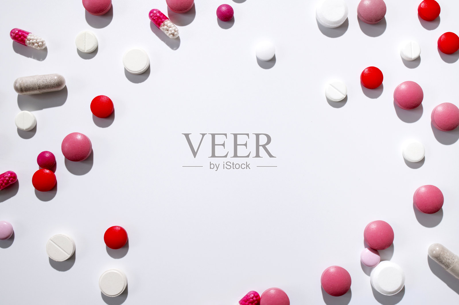 各种彩色片剂，胶囊，药丸，维生素在白色的背景。药药概念，极简模型。医药保健背景平铺顶视图复制空间照片摄影图片