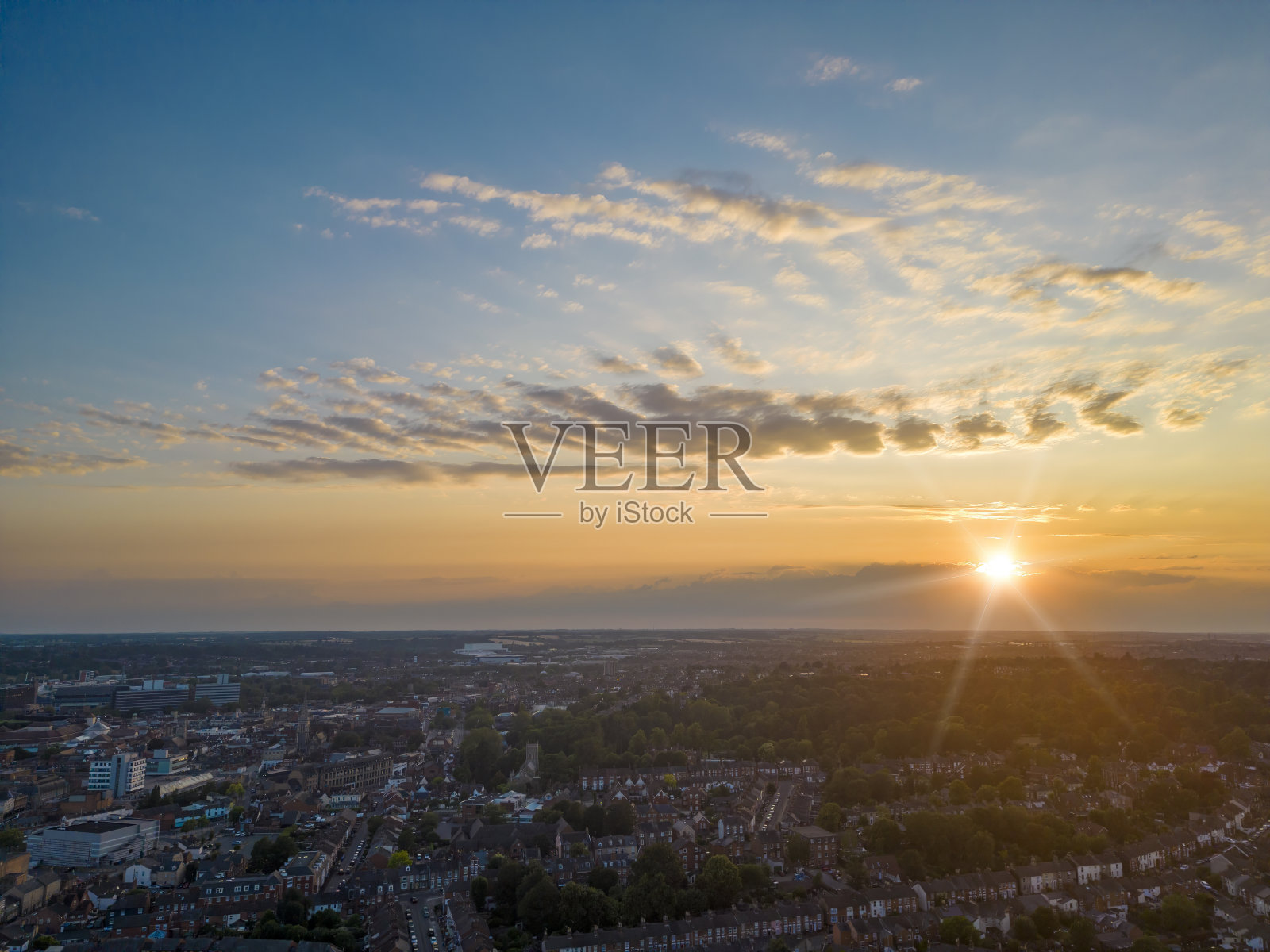 夕阳下，英国萨福克郡伊普斯维奇的航拍照片照片摄影图片