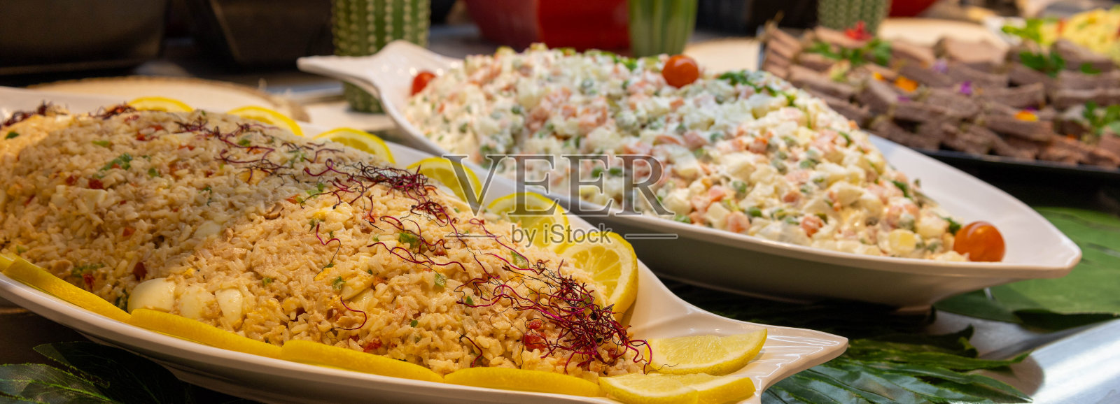 自助餐上的沙拉照片摄影图片