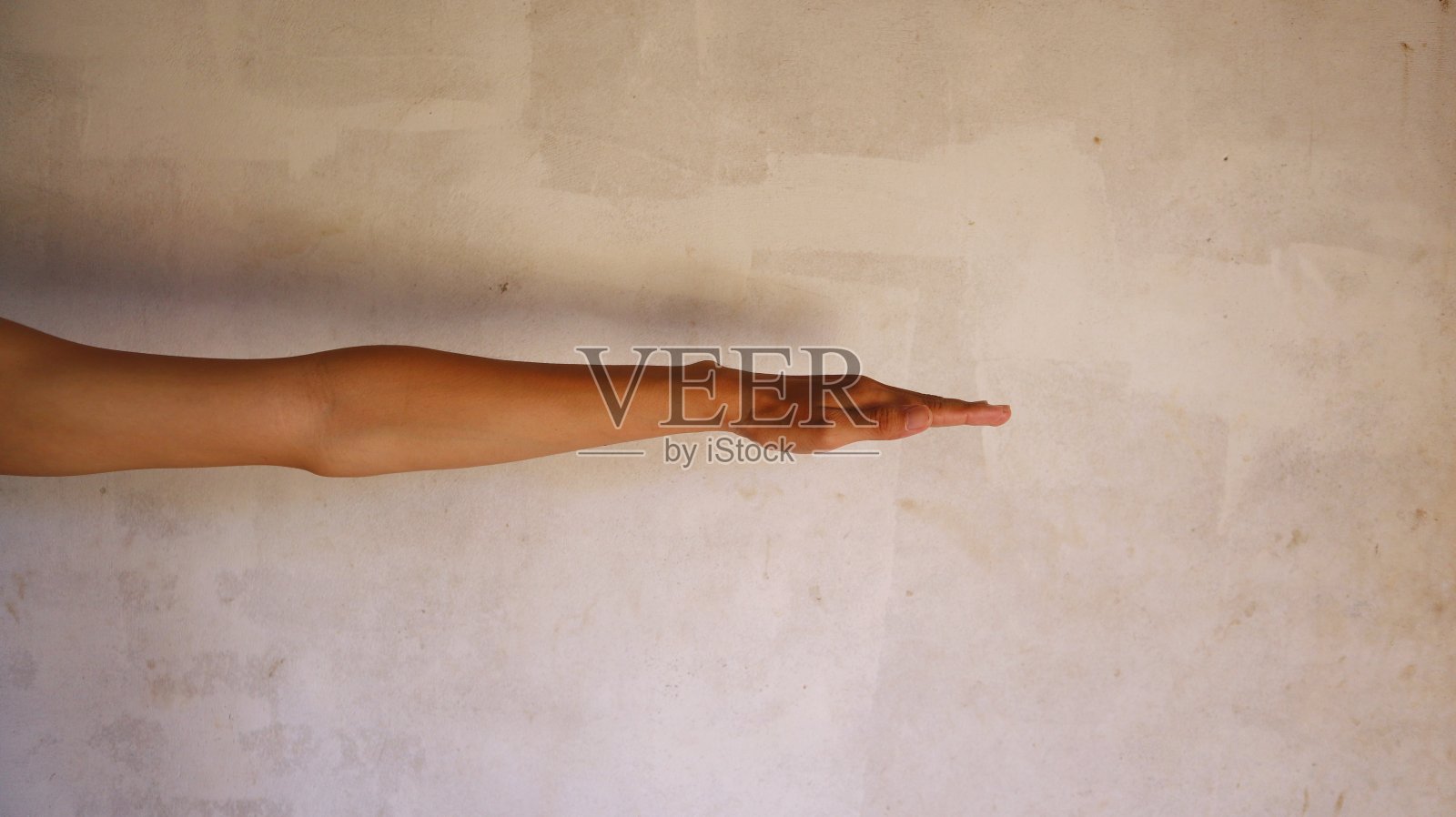 他的胳膊很纤细照片摄影图片