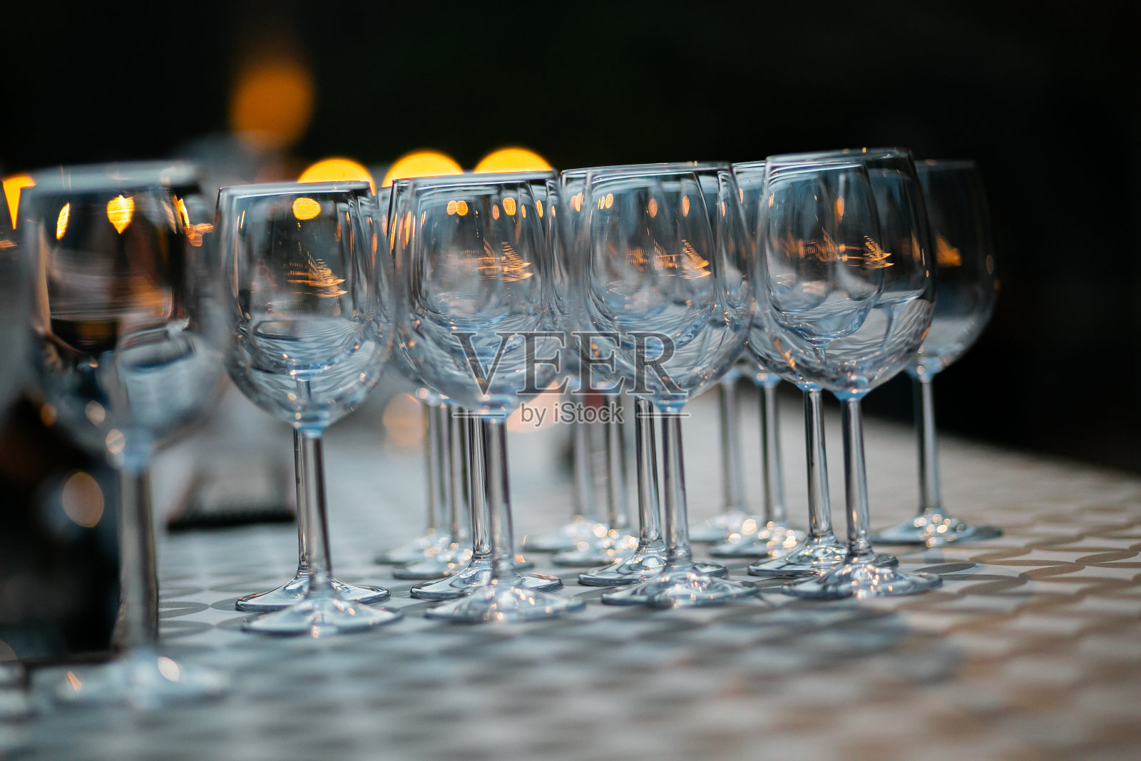 精致餐饮的奢华餐桌布置与玻璃器皿照片摄影图片