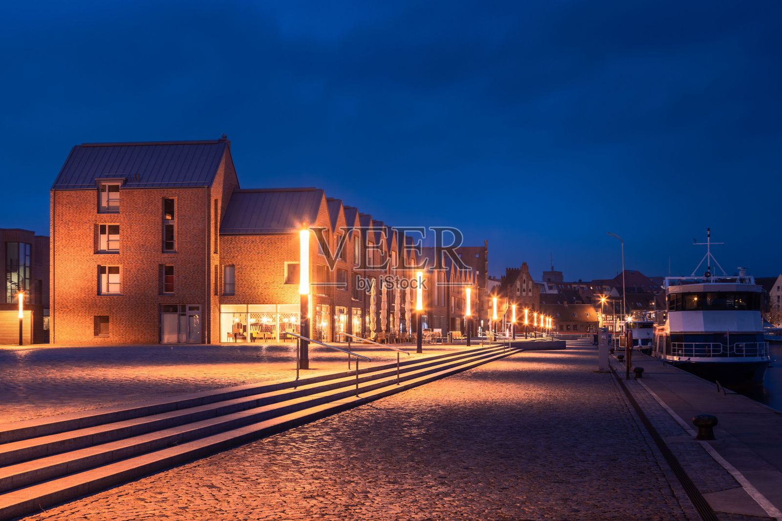 在蓝色的时间里，波罗的海维斯马老港口的新建筑照片摄影图片