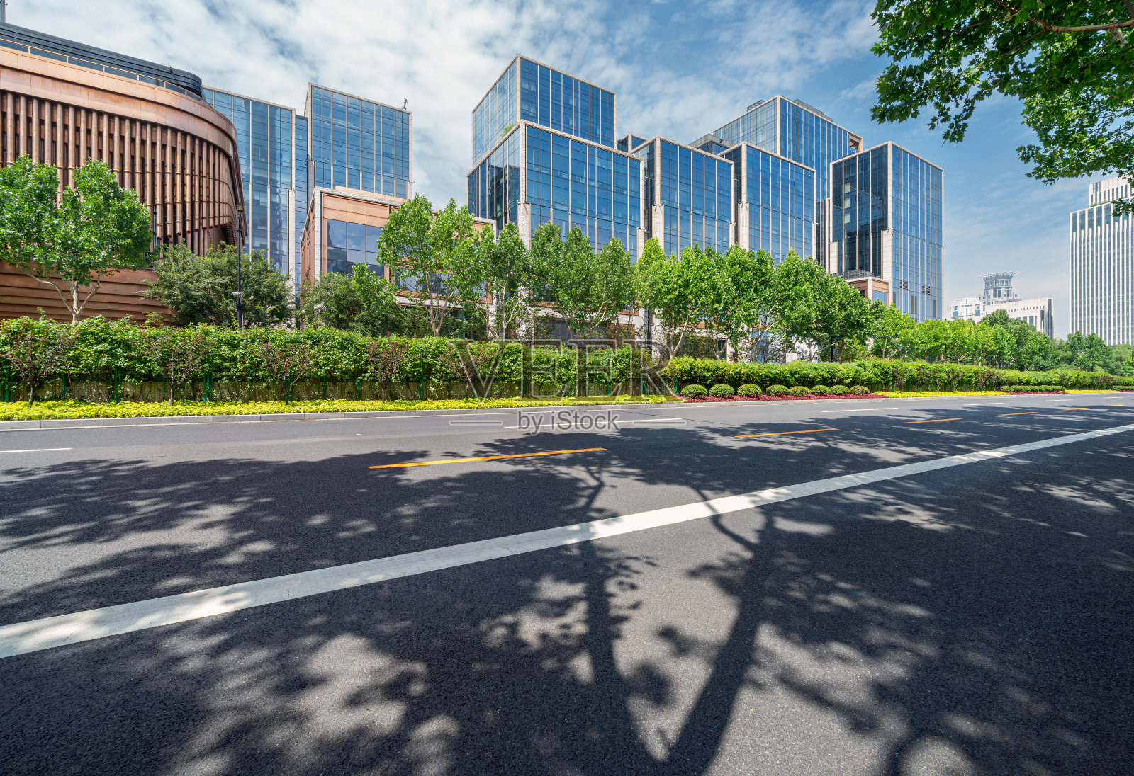 早晨，上海金融区的高楼大厦和空荡荡的高速公路照片摄影图片