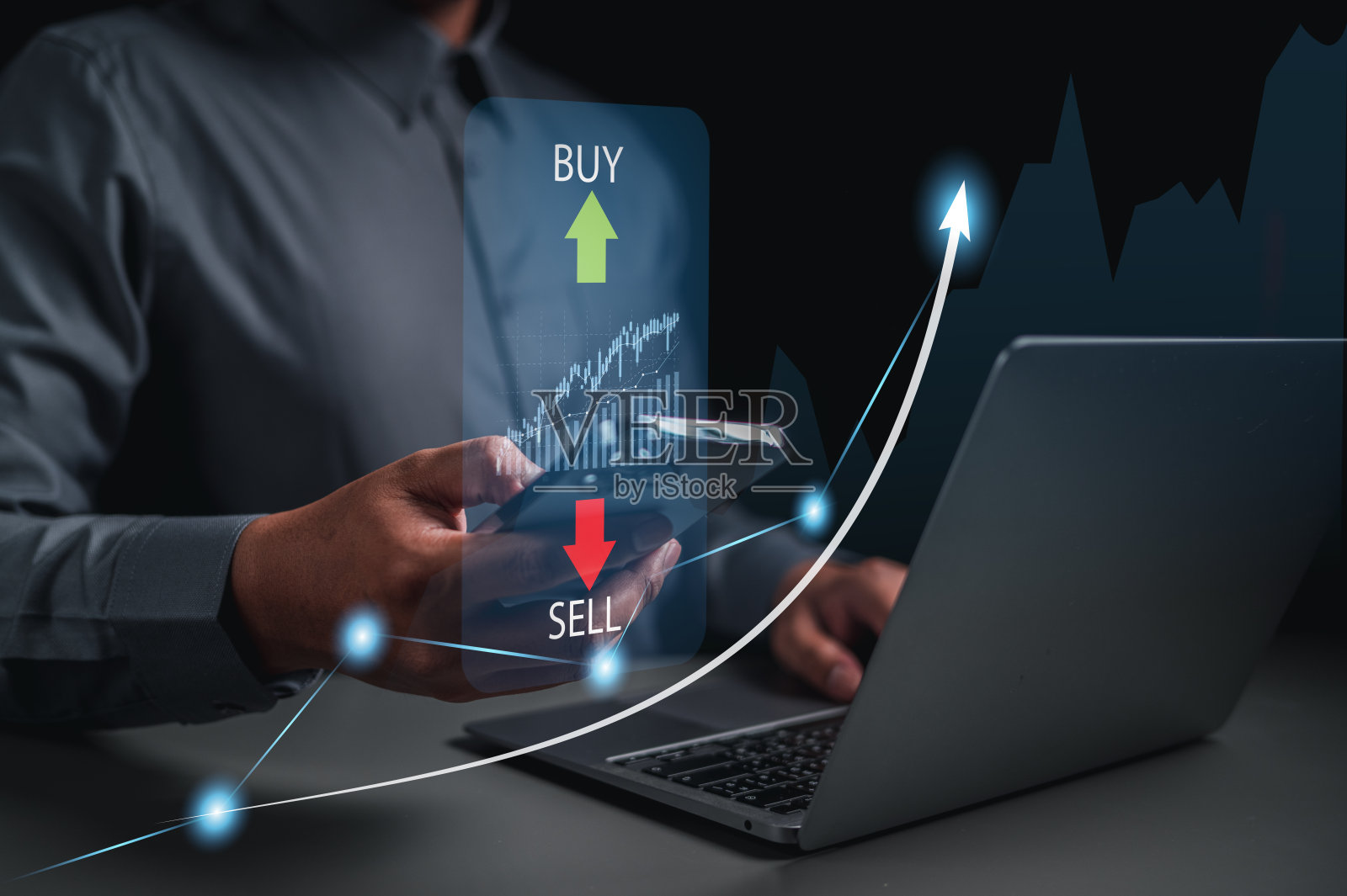 触摸智能手机查看我的投资头寸，以获利或止损。图是成长。风险和损失。照片摄影图片