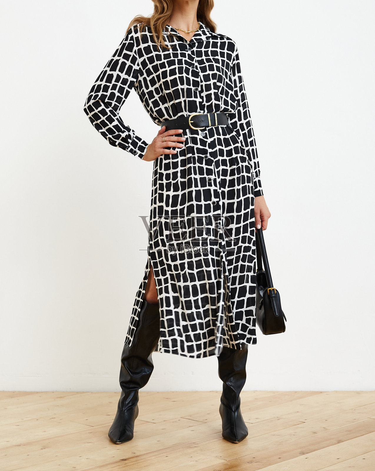 时尚的女性服装。穿在女孩身上好看极了。休闲服装，街头时尚，时尚配饰，风格，优雅，漂亮的服装。夏、春、秋街头look。照片摄影图片