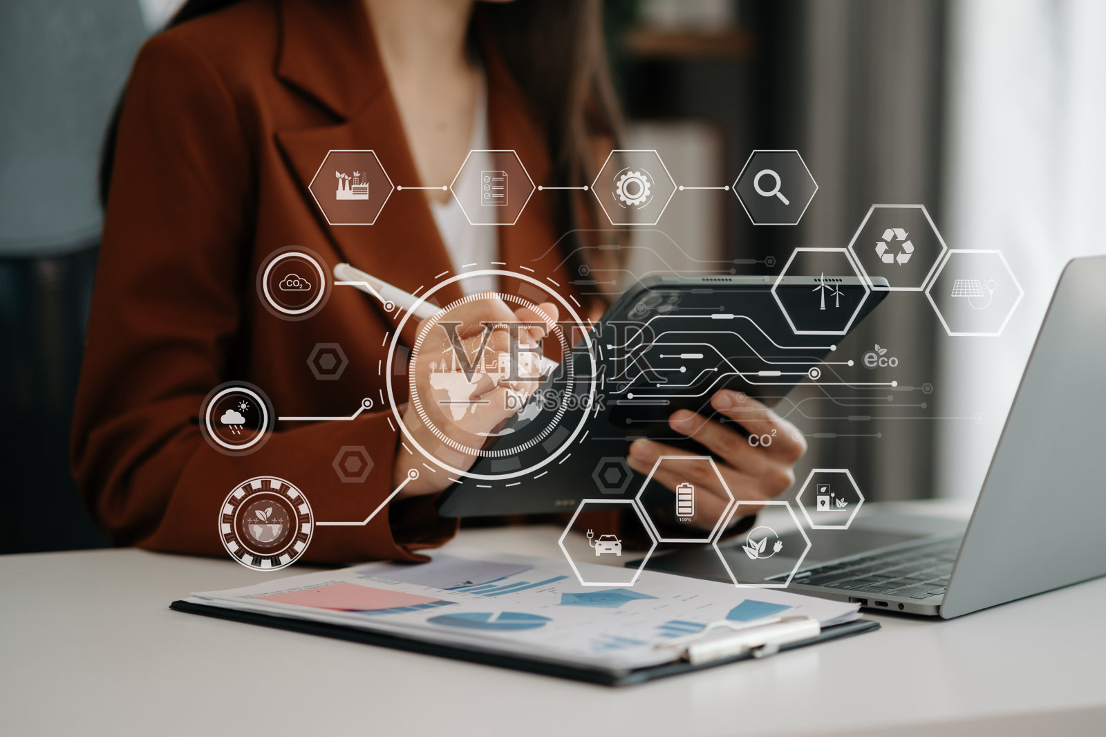 企业工作与减少二氧化碳的概念与图标，全球变暖，如植树造林绿色工厂回收和零二氧化碳排放的概念。办公室里有VR图标照片摄影图片