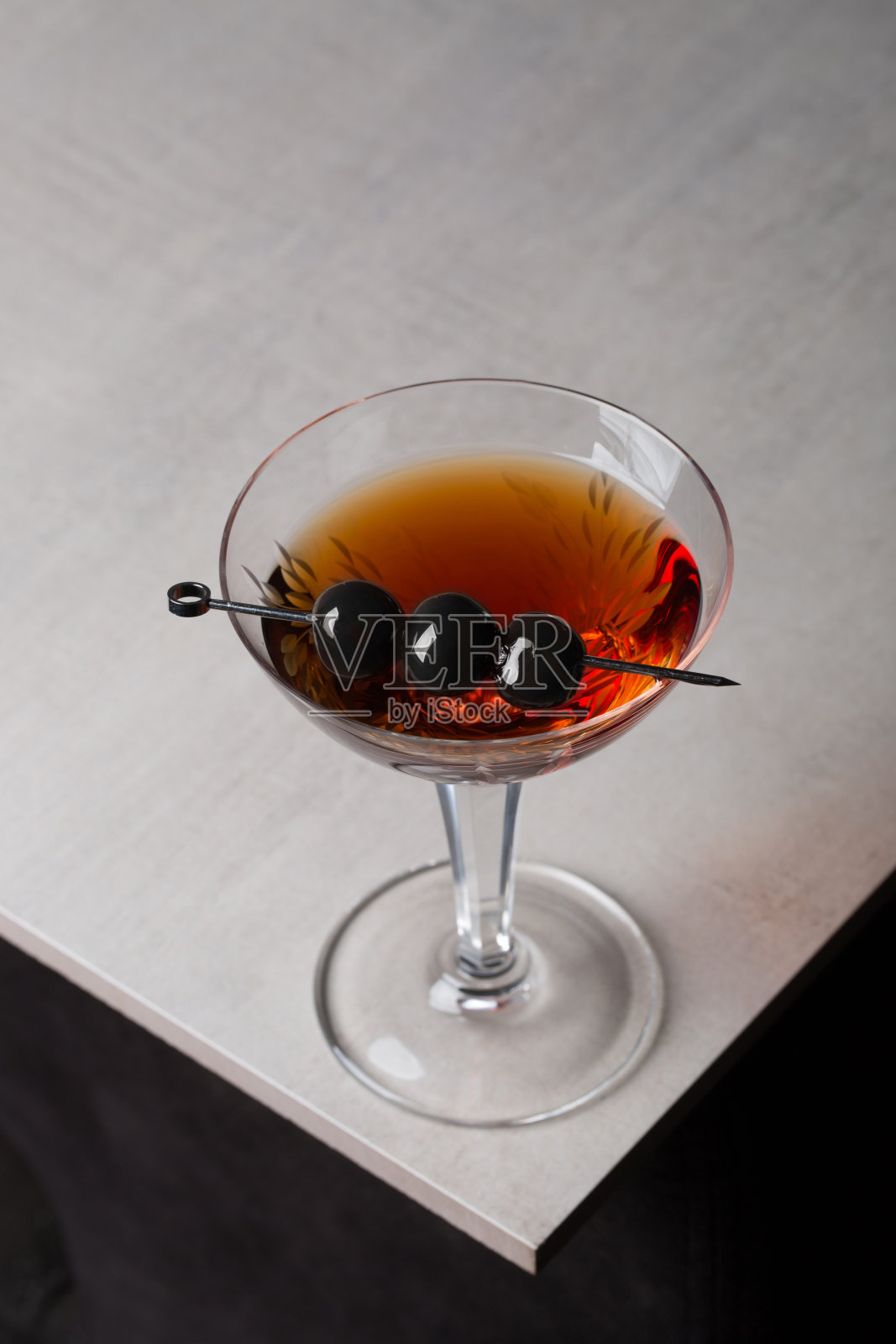 曼哈顿鸡尾酒含酒精的波旁威士忌，甜苦艾酒和苦味酒，樱桃作为装饰照片摄影图片