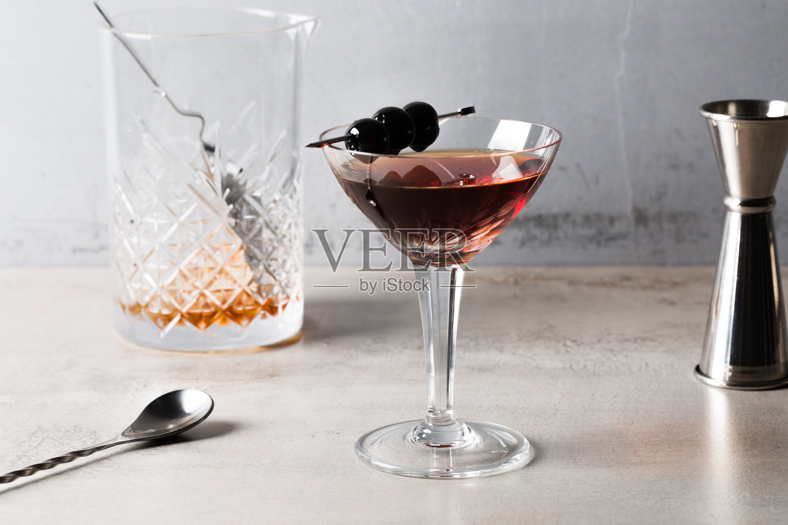 曼哈顿鸡尾酒含酒精的波旁威士忌，甜苦艾酒和苦味酒，樱桃作为装饰照片摄影图片