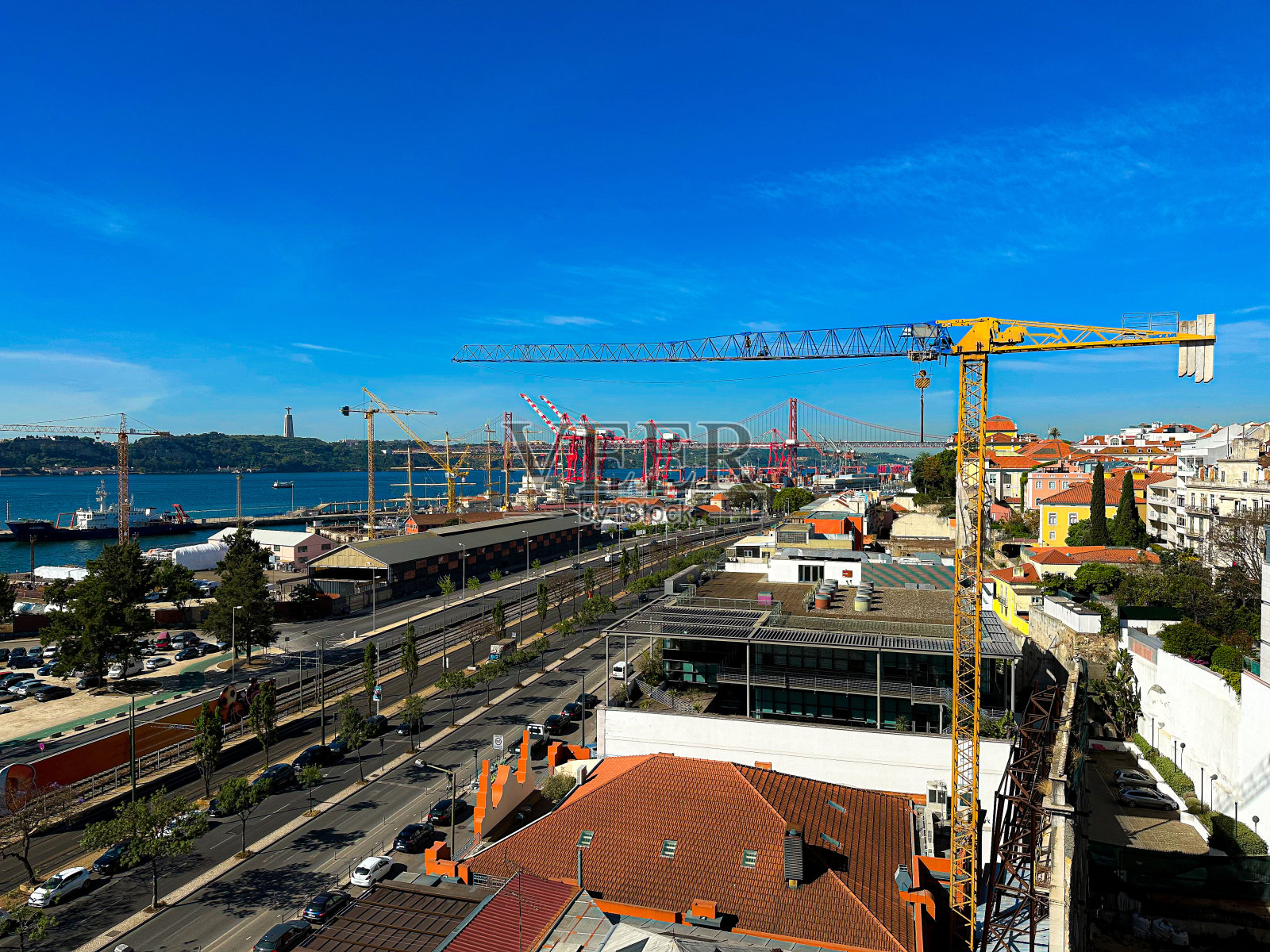 里斯本河附近的集装箱码头照片摄影图片