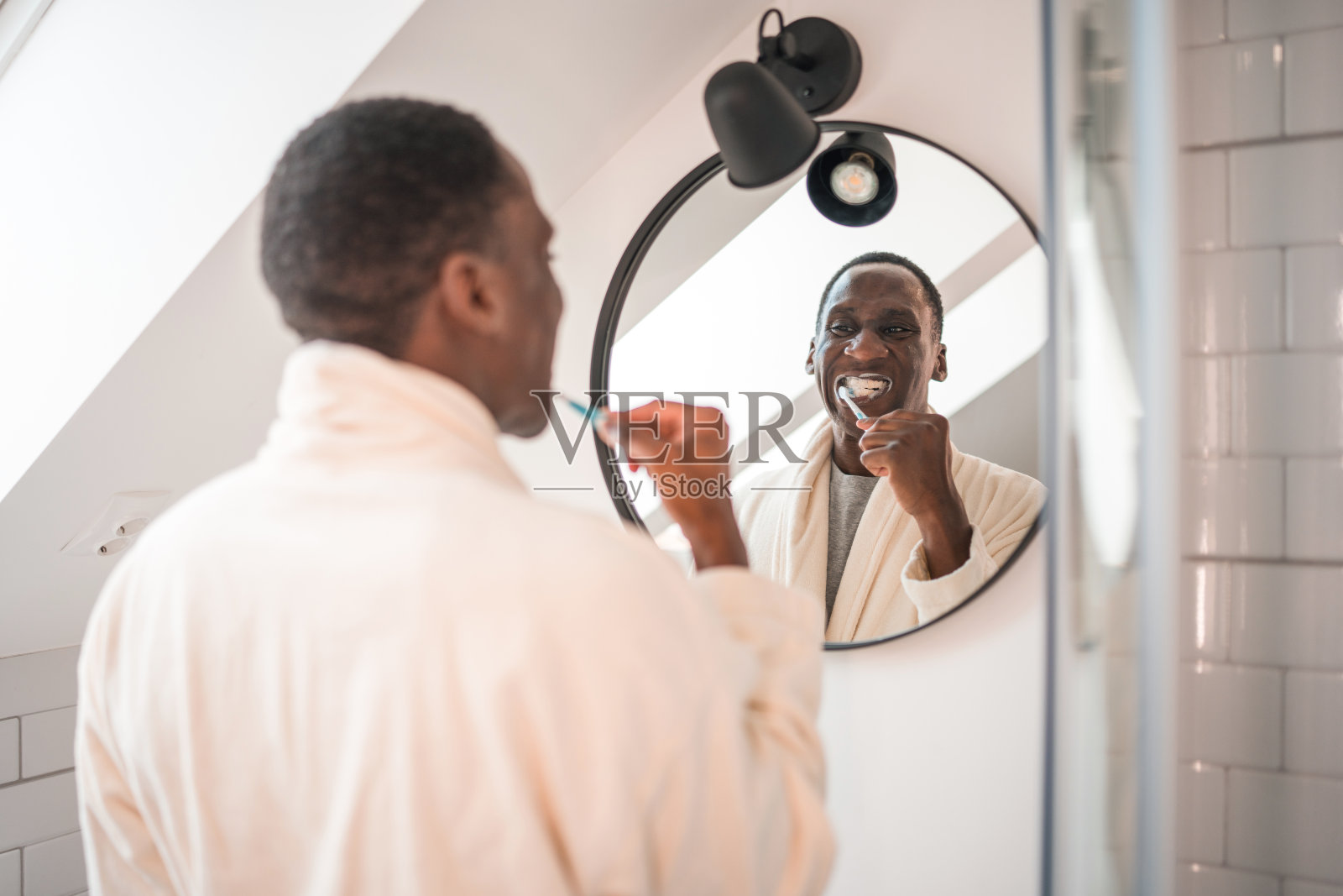 成年黑人在浴室刷牙照片摄影图片