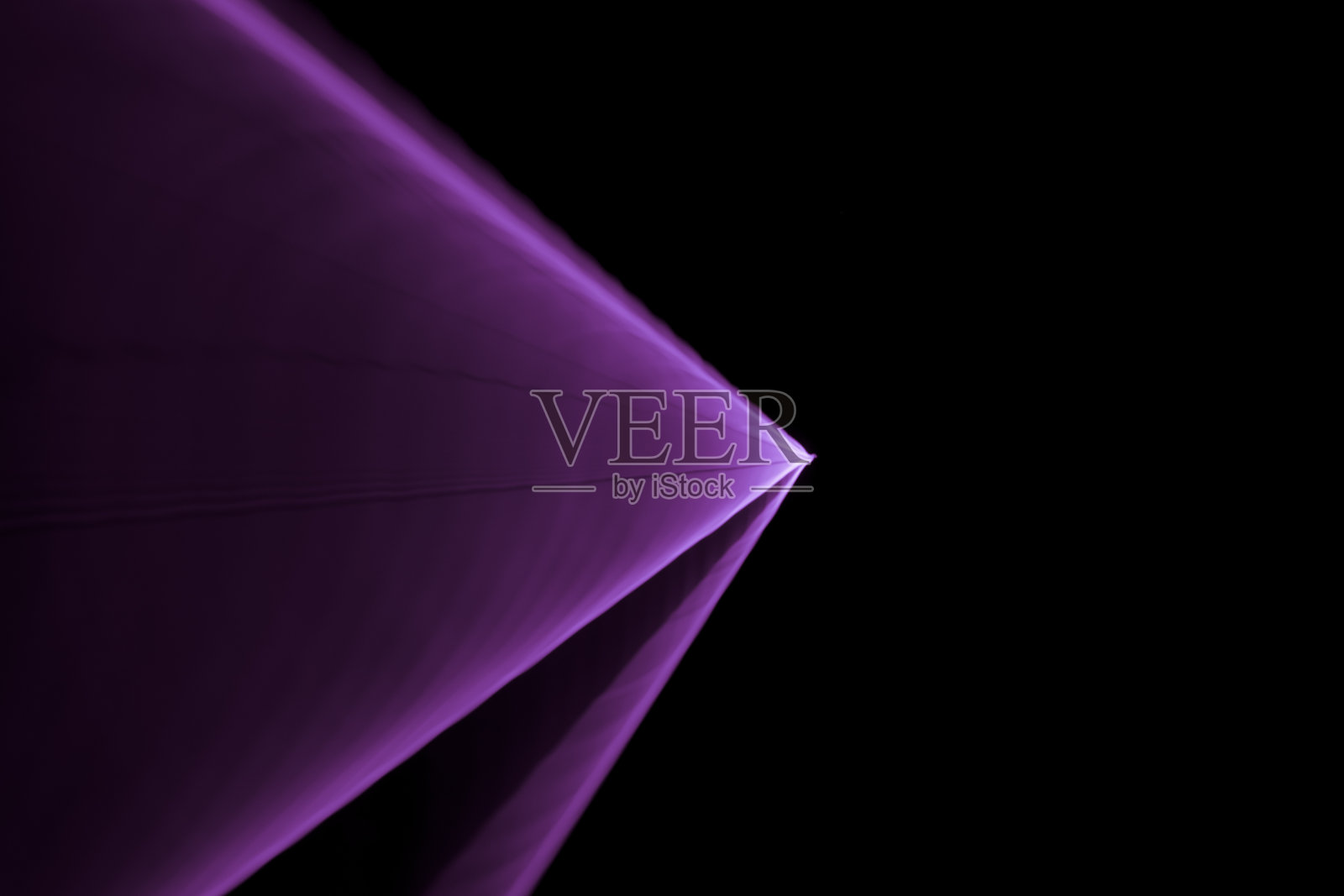 光的条纹在摆动和扭曲照片摄影图片