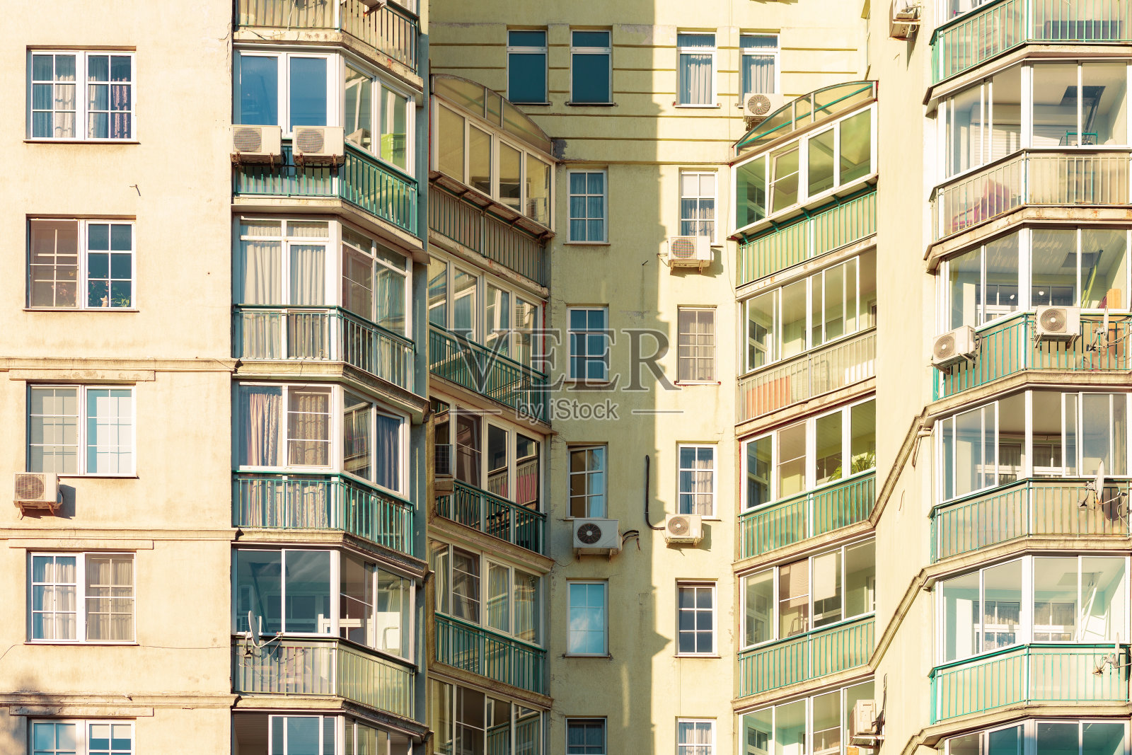 住宅建筑外立面、窗户、阳台的特写。照片摄影图片