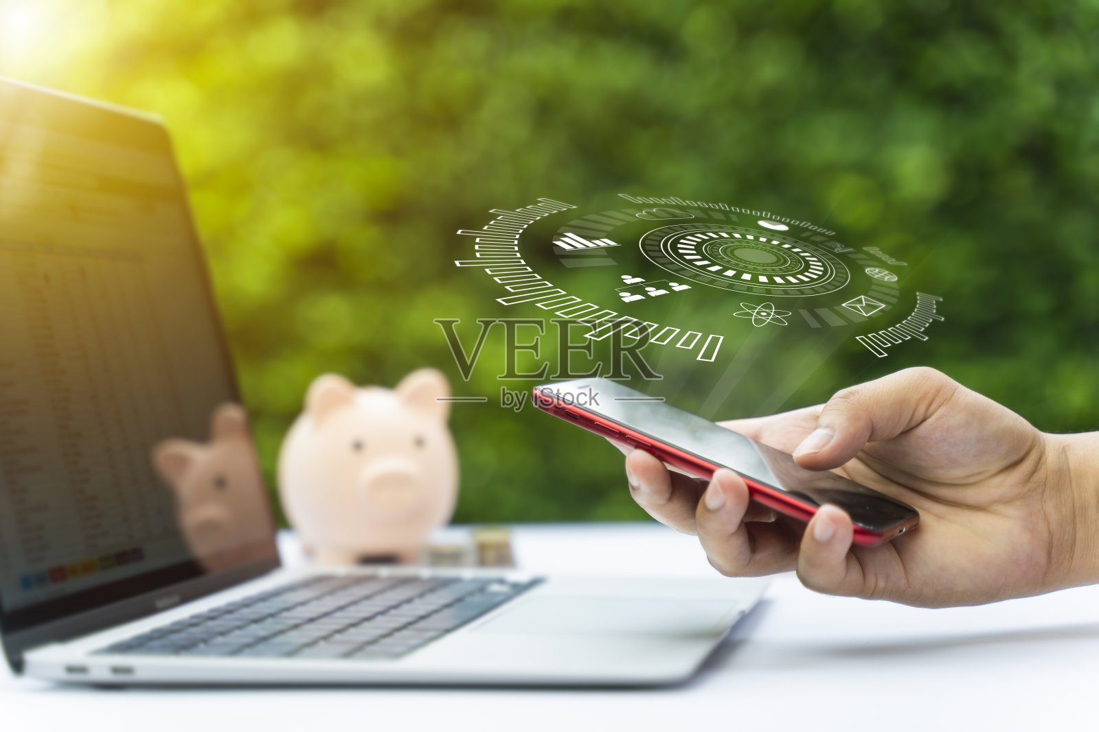 人们使用智能手机和笔记本电脑与云计算图。照片摄影图片