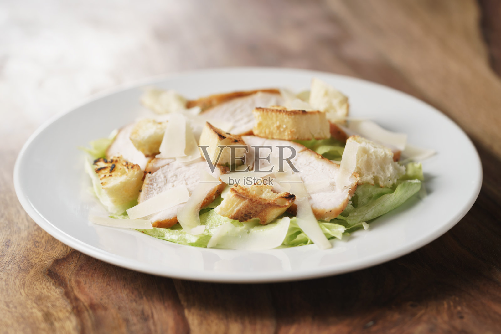 新鲜简单的凯撒沙拉配鸡肉照片摄影图片