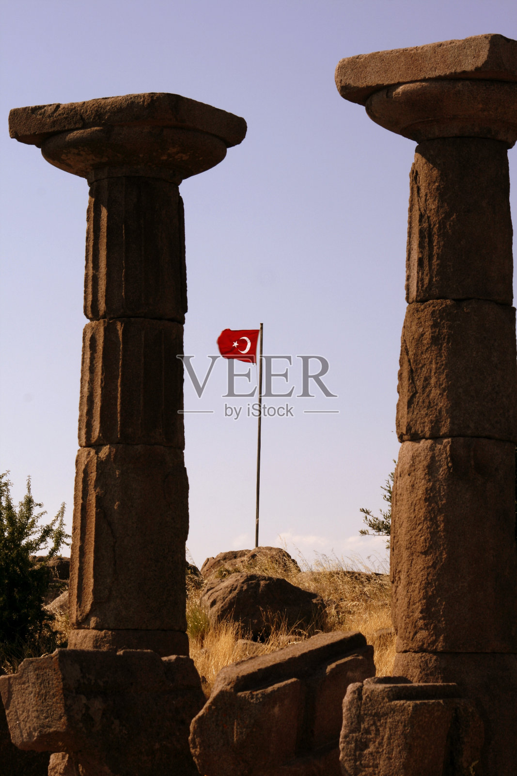 雅典娜神庙和土耳其国旗照片摄影图片