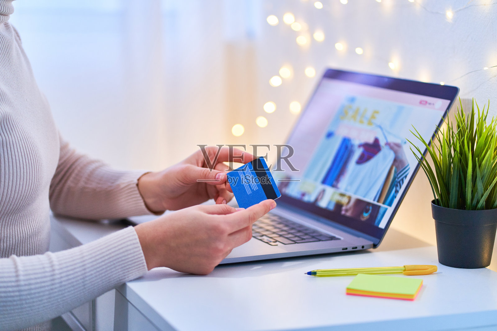 使用信用卡和笔记本电脑在线支付商品和购物。电子商务与现代生活方式。黑色星期五的销售和折扣照片摄影图片