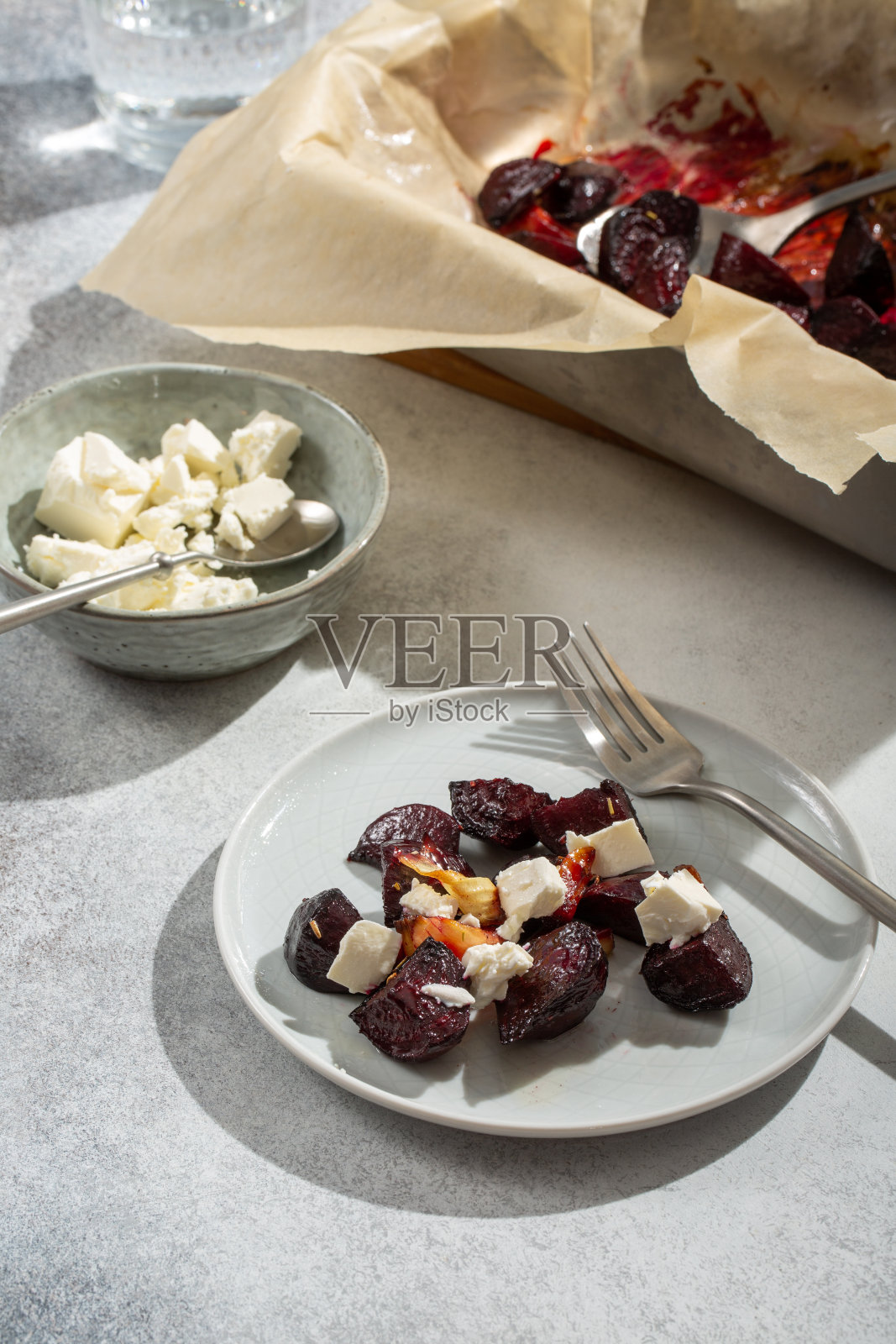 烤蔬菜。烤箱烤甜菜根配洋葱，配菲达奶酪。照片摄影图片