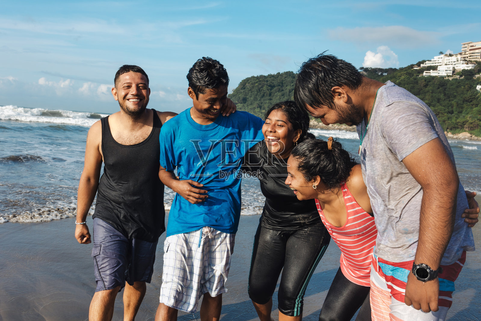 快乐的拉丁朋友青少年在海滩上在墨西哥阿卡普尔科的太平洋上玩拉丁美洲，西班牙人照片摄影图片