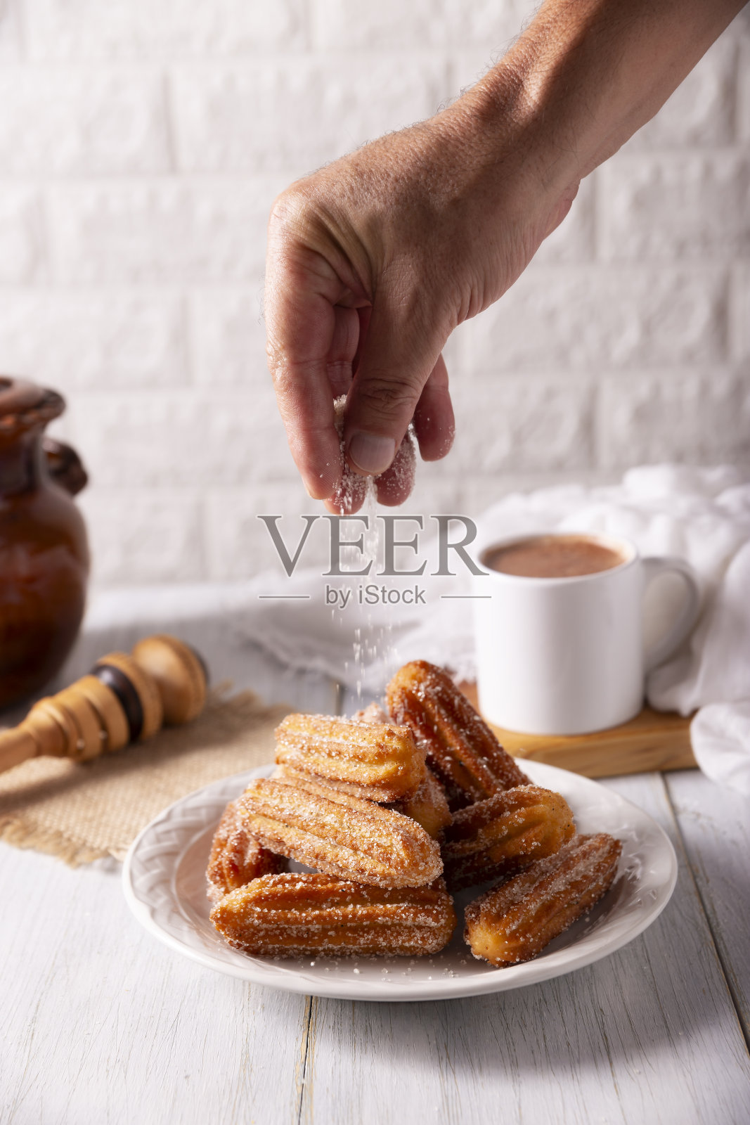 在油条上撒糖照片摄影图片