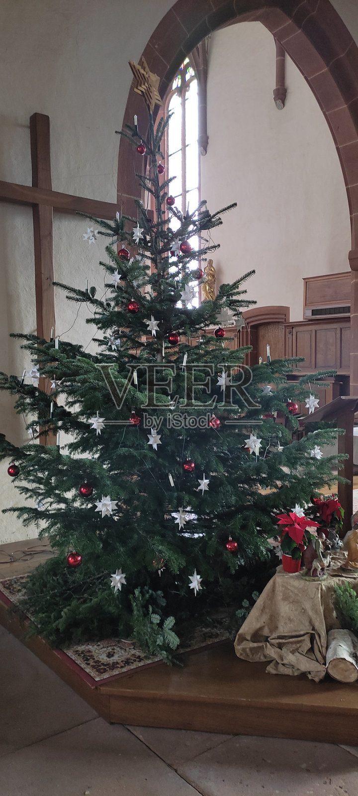 教堂里的圣诞树照片摄影图片