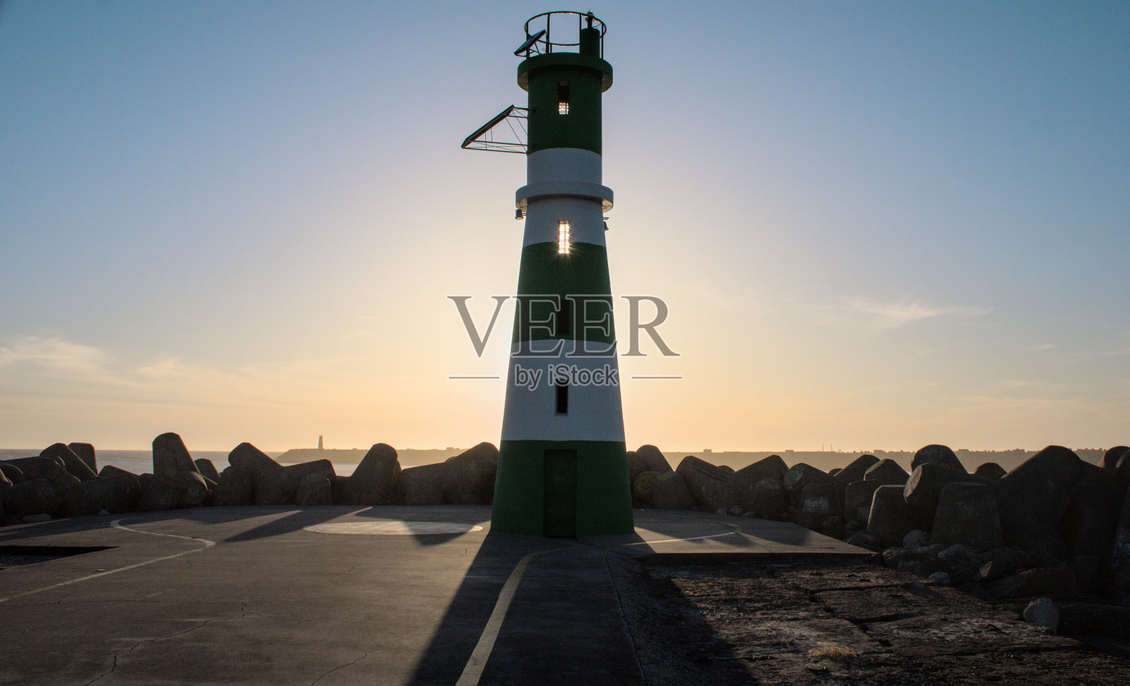 金色地平线:迷人的日落在海滩照片摄影图片