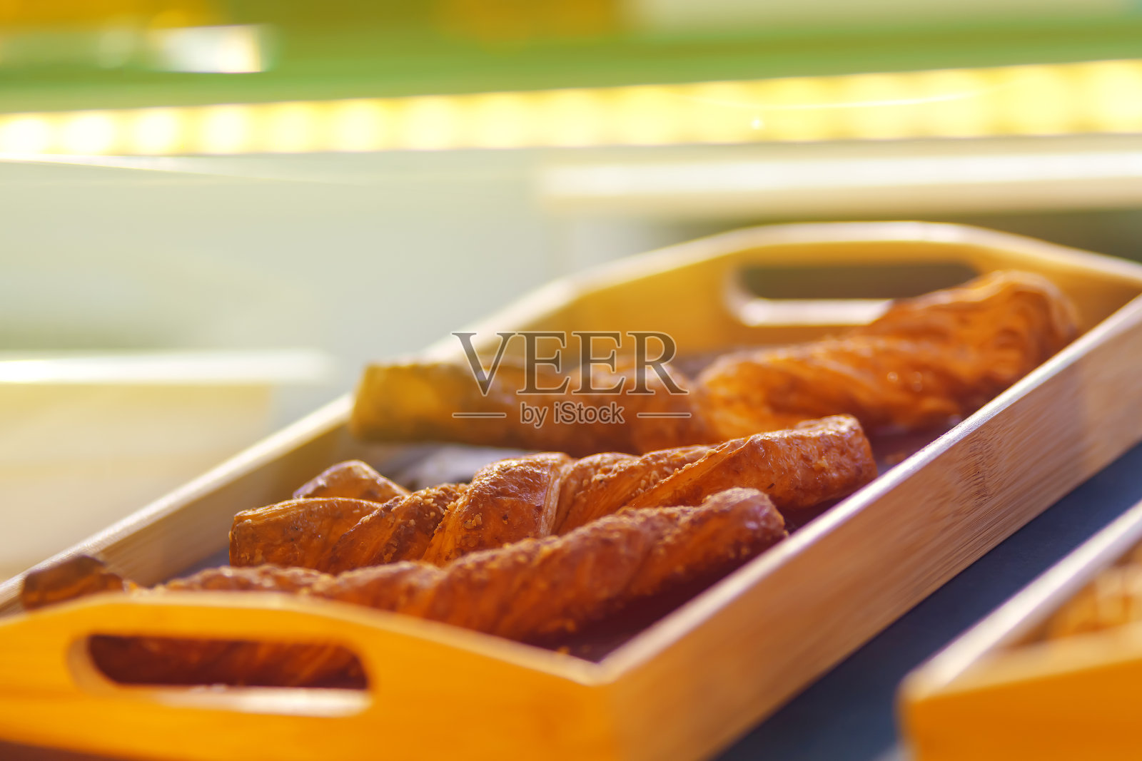 木托盘里夹着核桃的辫子照片摄影图片