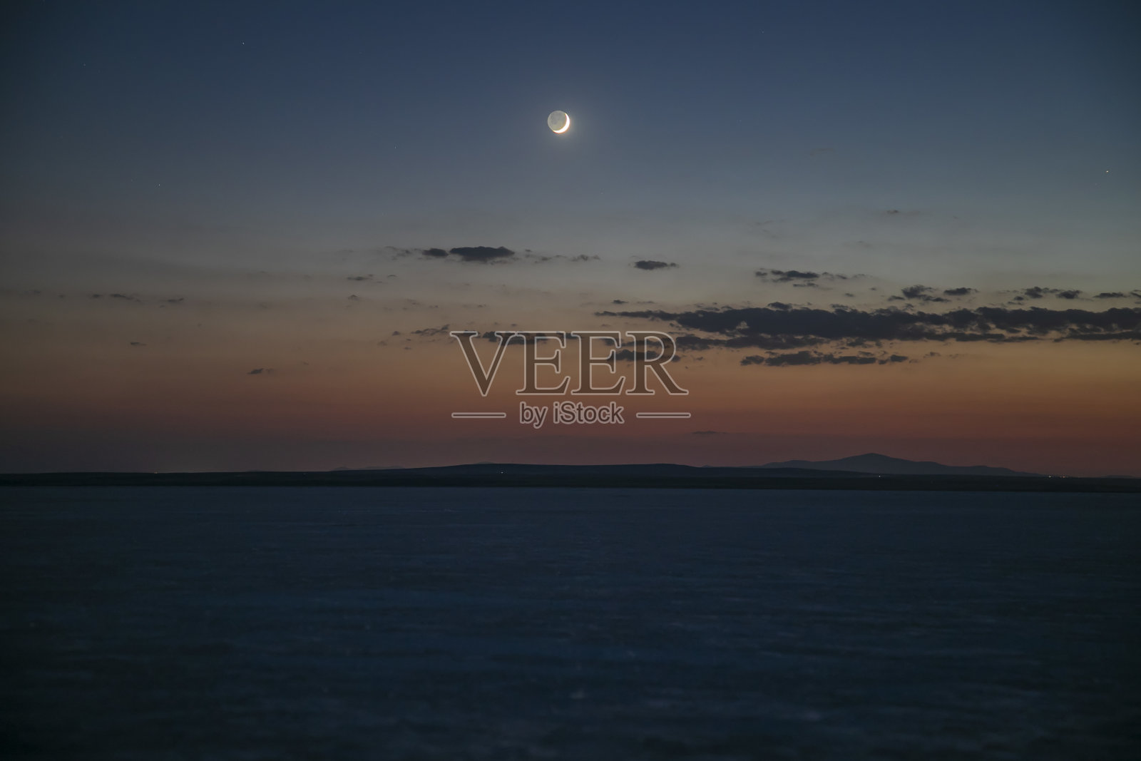 盐湖的月色照片摄影图片