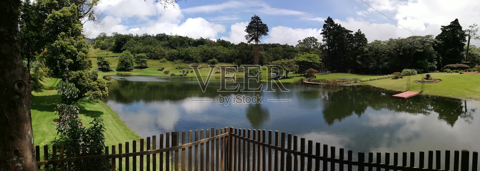 一个小湖的全景照片摄影图片